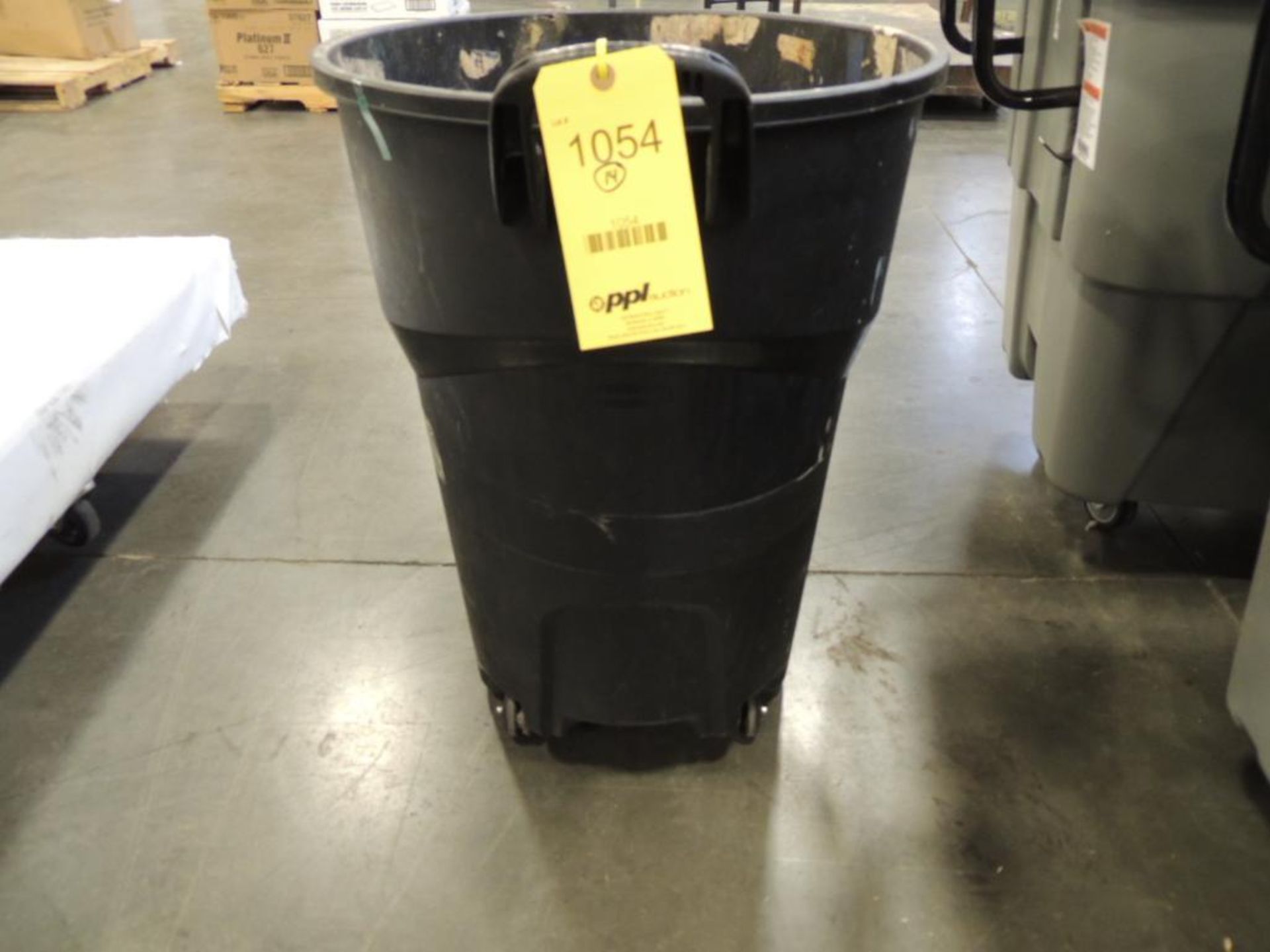 LOT: (14) Rubbermaid 32 Gallon Garbage Cans, on Casters