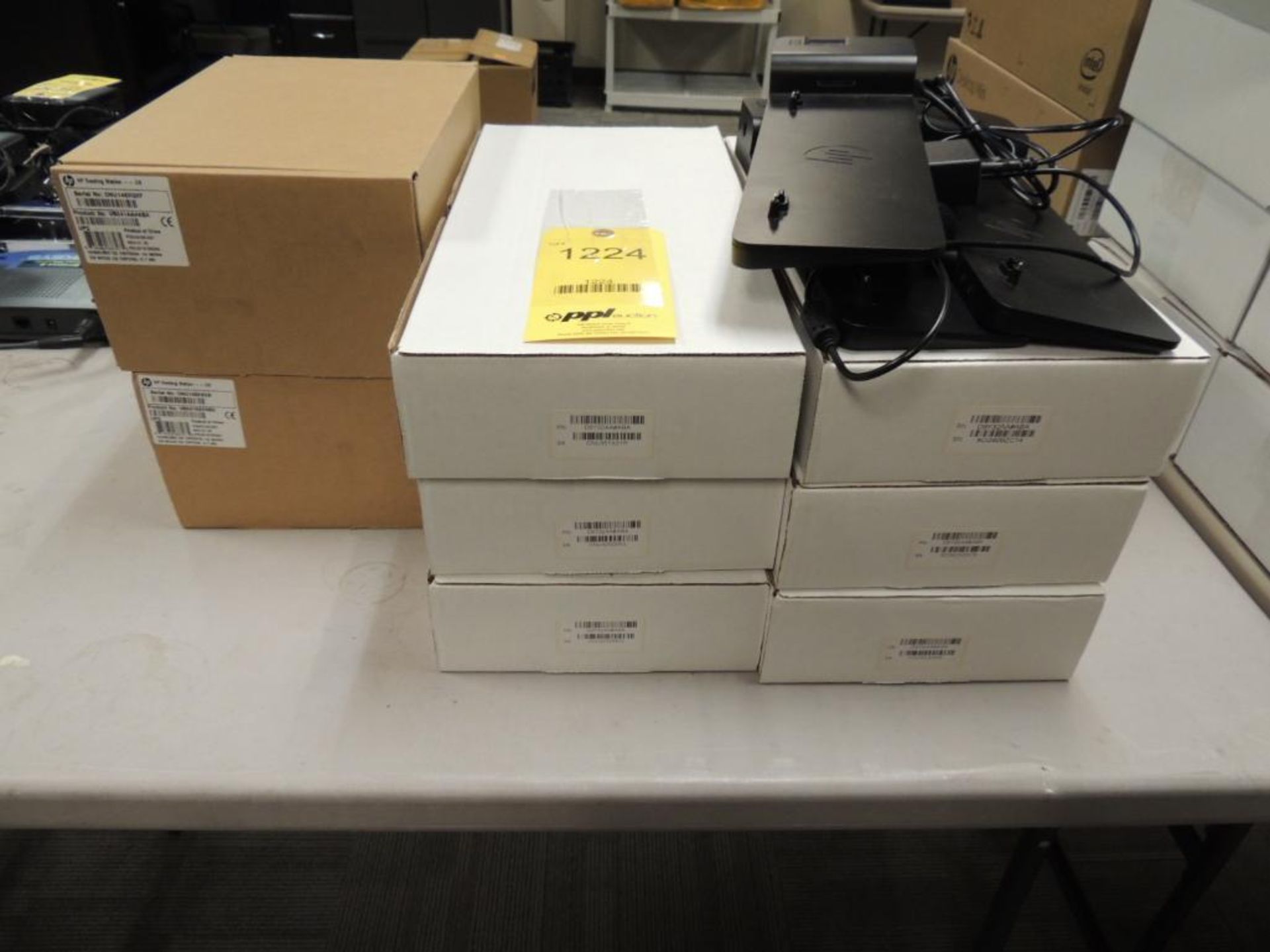 LOT: Docking Stations including (2) NEW HP CNU146XQXF, (6) NEW HP, (3) Used HP