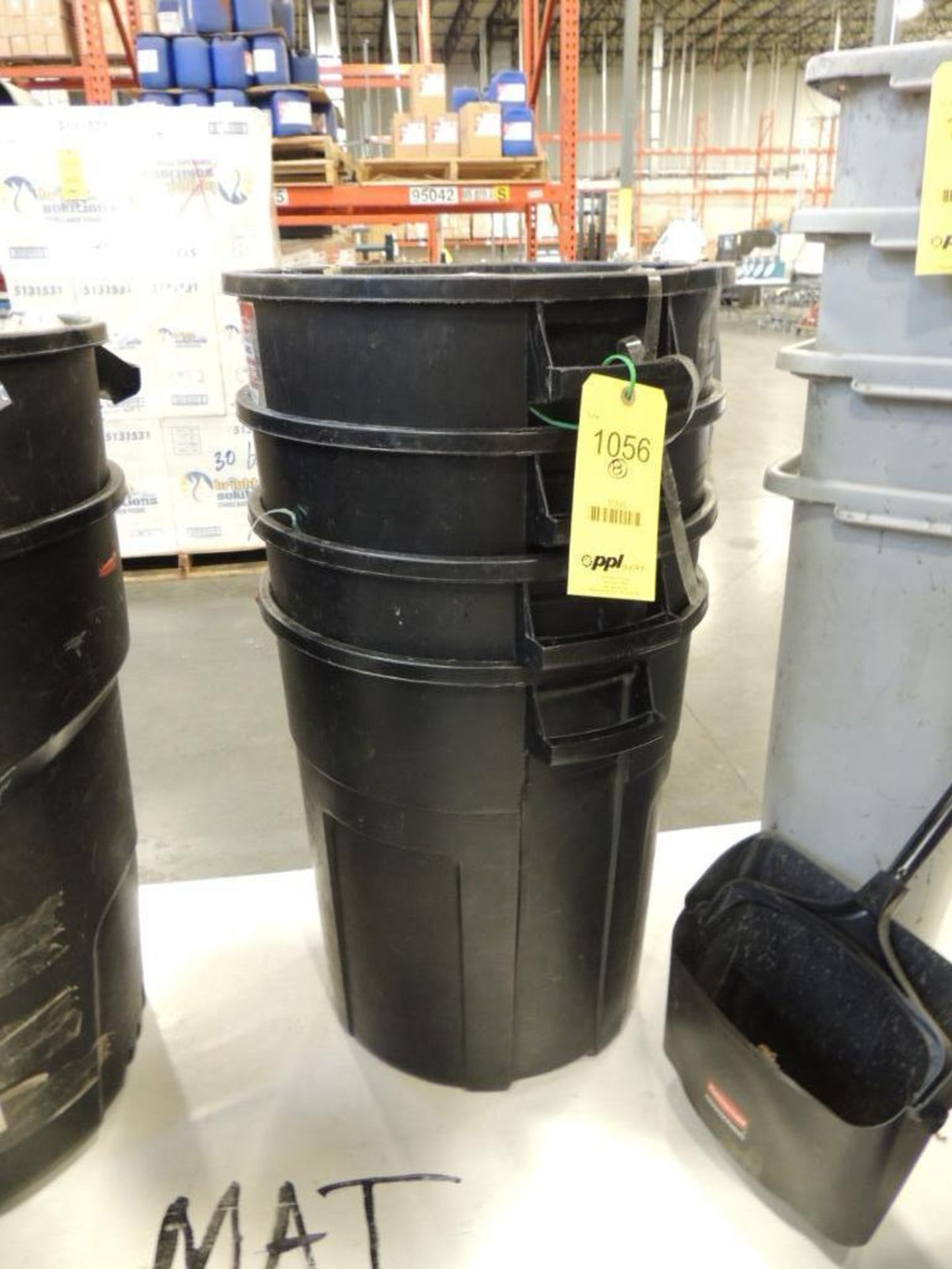 LOT: (8) Rubbermaid 20 Gallon Garbage Cans