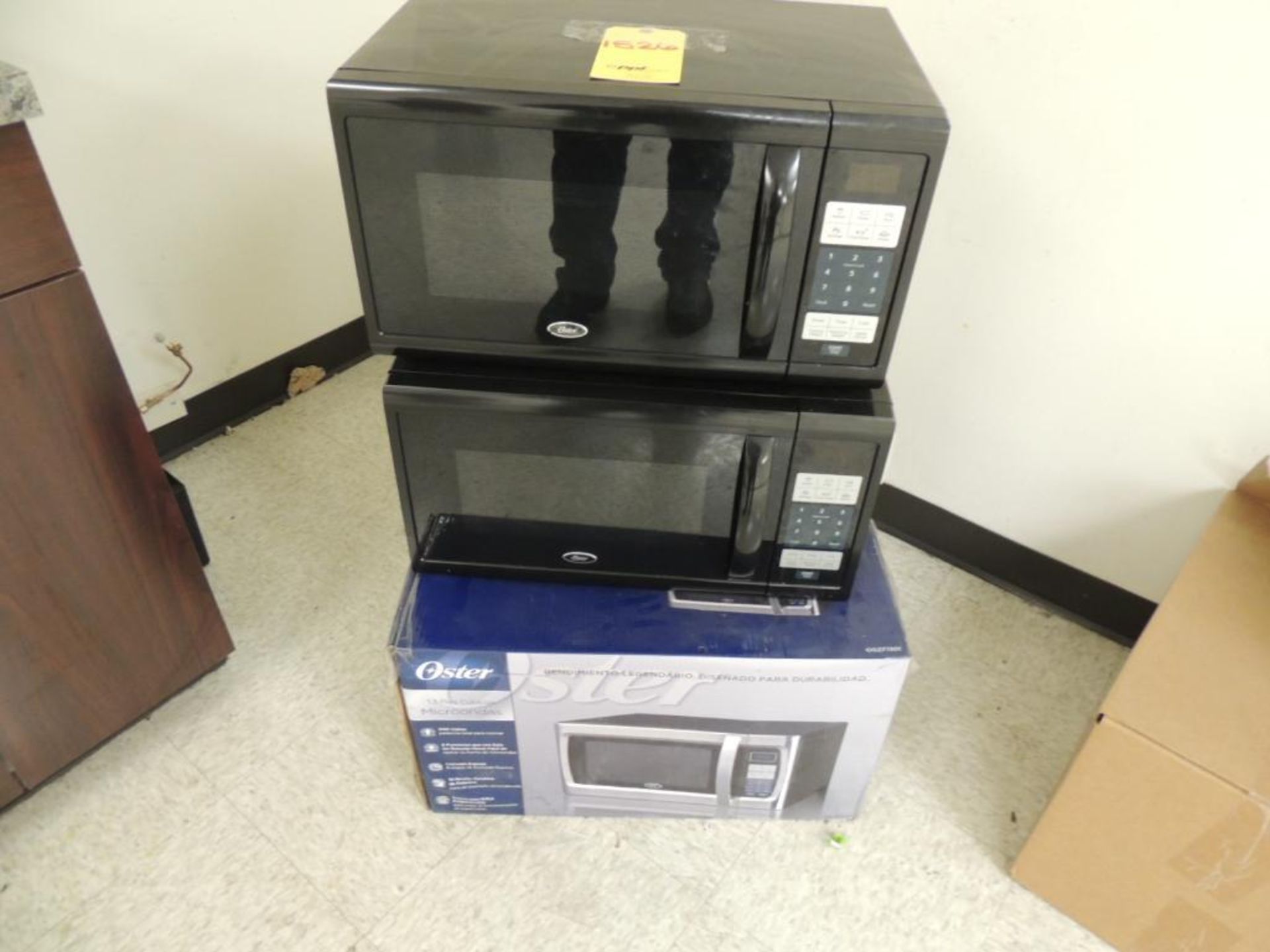 LOT: (3) Microwave Ovens