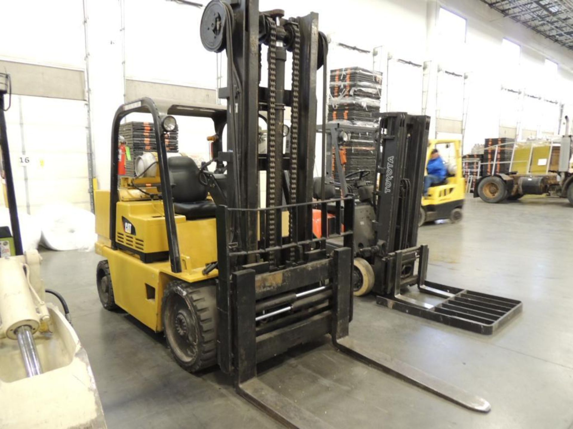 CAT 10,000 lb. Model T1000 LP Forklift, S/N 5MB00671, 201 in. Lift of 2-Stage Mast, Side Shift - Image 2 of 4