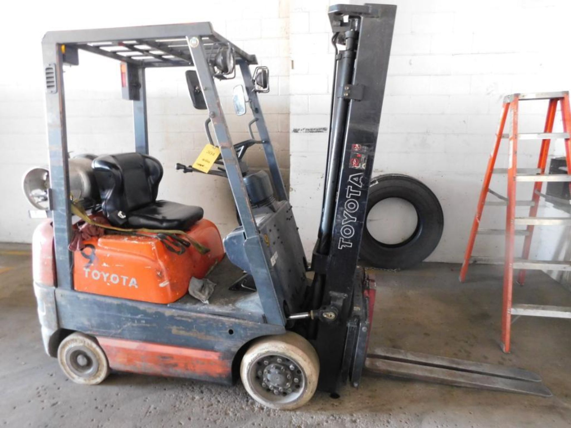 Toyota 3000 lb. LP Forklift Model 426FGCU15, S/N 67177, Solid Tires, Double Mast, Side Shift