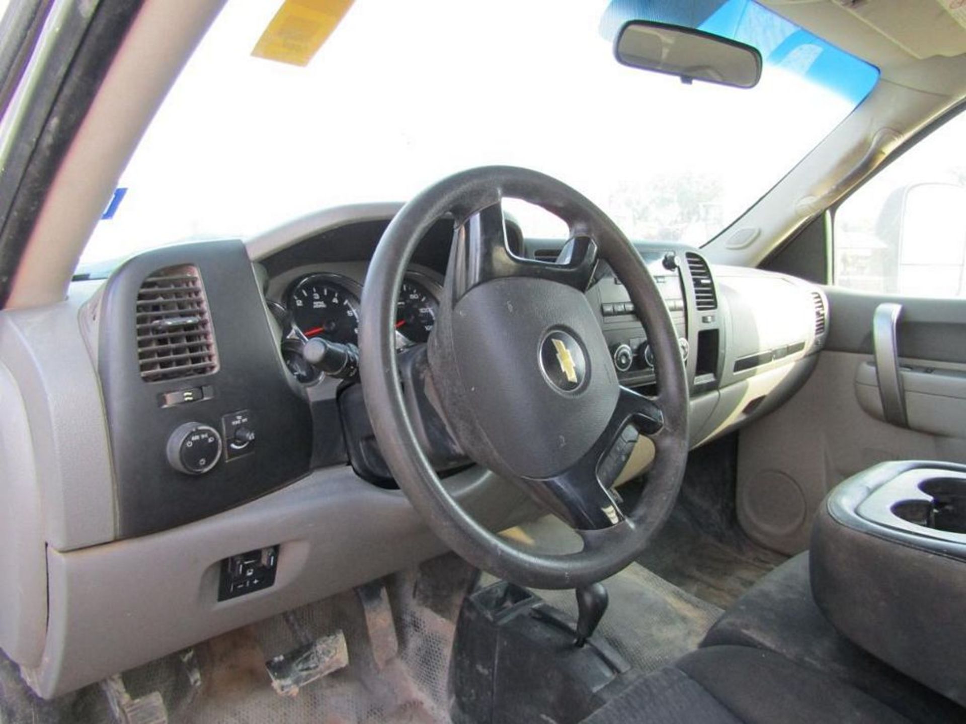 Chevrolet 3500 HD, Vortec, 4X4, Crew Cab, Steel Flat Bed Truck. VIN 1GB4KCGC9CF225435, #226 - Image 6 of 7