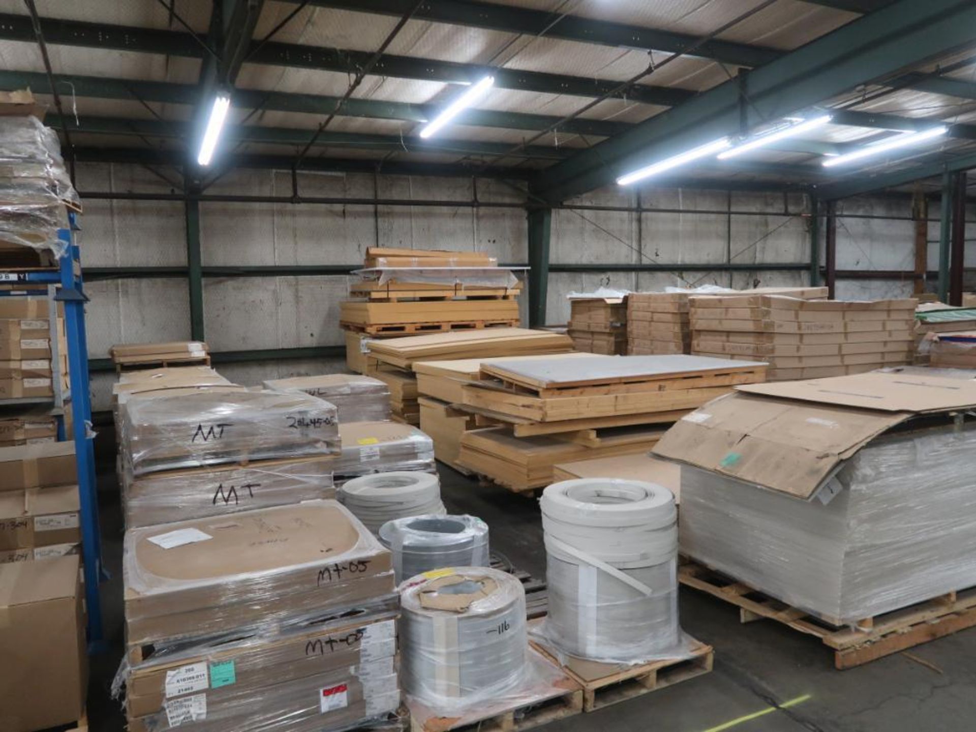 LOT: Large Assortment T-Mold Edging, PET Sheeting, MDF Sheets,TRANSPORT SKIDS NOT INCLUDED - Bild 3 aus 6