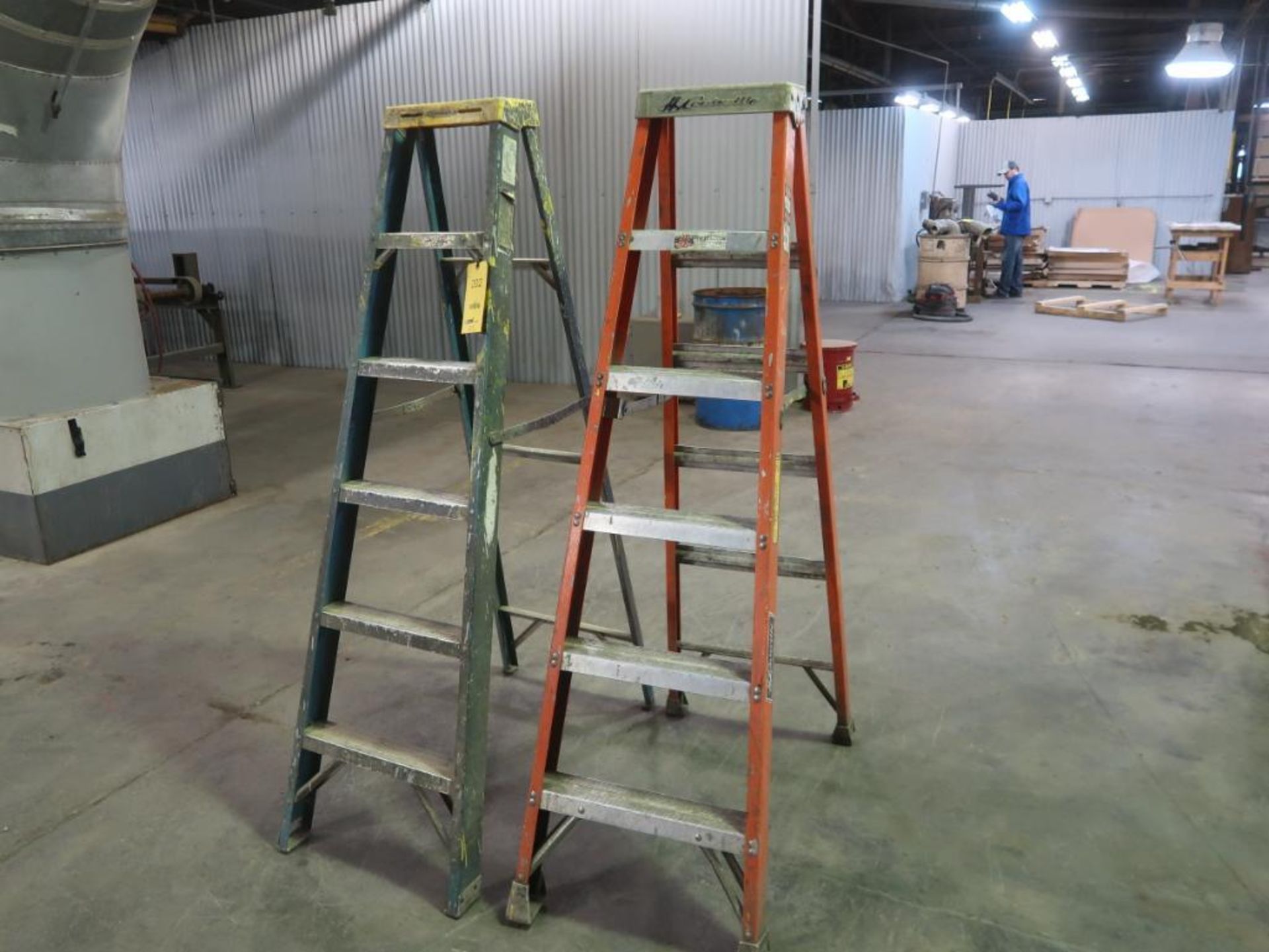 LOT: (2) 6 ft. Fiberglass Ladders