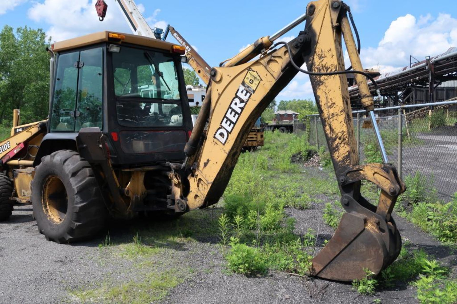 John Deere 4x4 Loader Backhoe Model 310E, S/N T0310EX890469, Air Conditioned Cab, Outriggers, 85 in. - Image 2 of 4