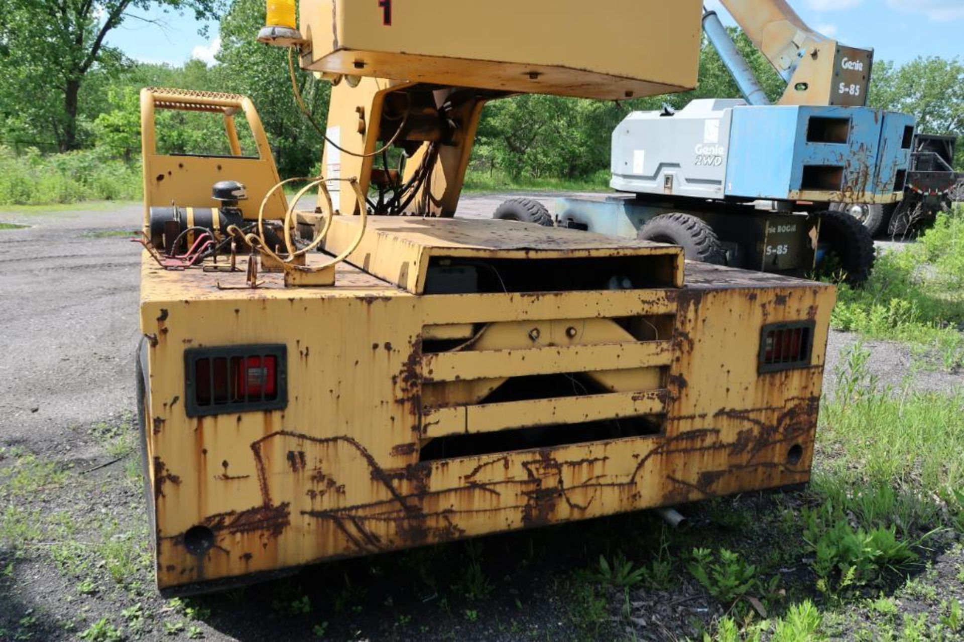 Broderson 30,000 lb. LP/Gasoline Carry Deck Crane Model IC-200-2B, S/N 61003 - Image 4 of 5