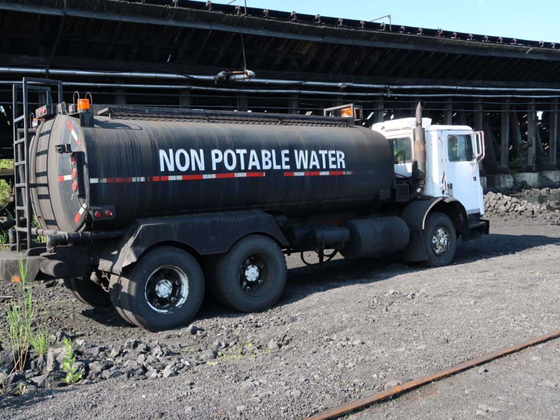 1987 Mack Water Truck, MDL MR685s, Tandem Axle, Diesel, Manual Trans, PTO, Tanker W/Hydraulic