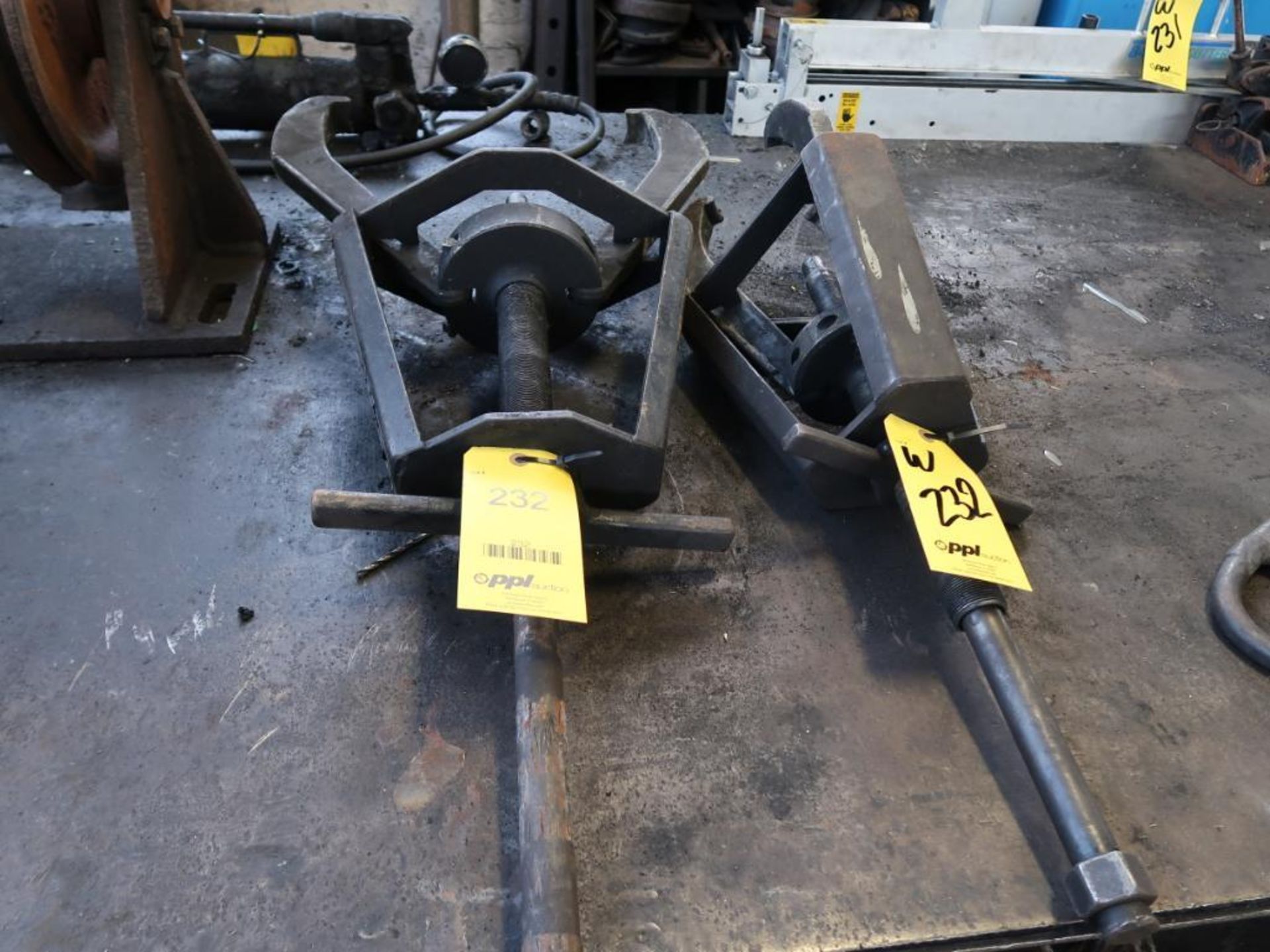 LOT: (2) Gear Pullers (large)