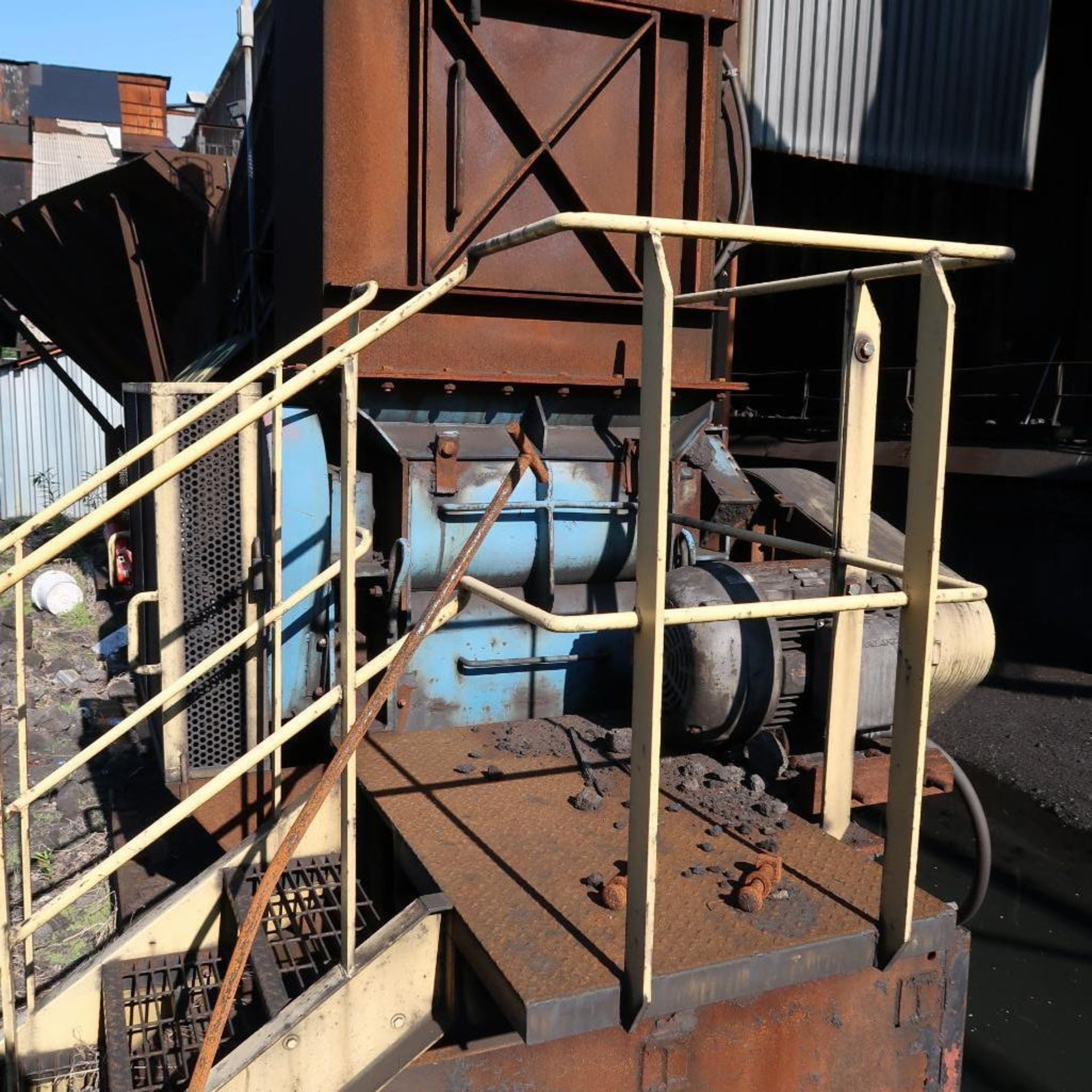 32 in. x 25 ft. (est.) Power Incline Conveyor/Crusher, Hopper - Image 2 of 3