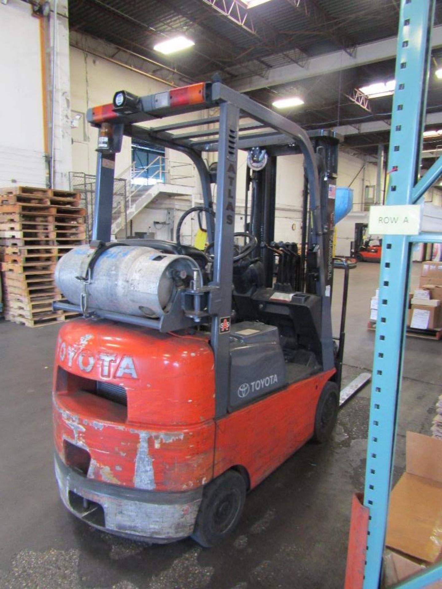 Toyota 2500lb. LP Fork Lift Model PFGCU15, S/N 68317, Overhead Guard, Solid Tires, Side Shift, - Image 3 of 5