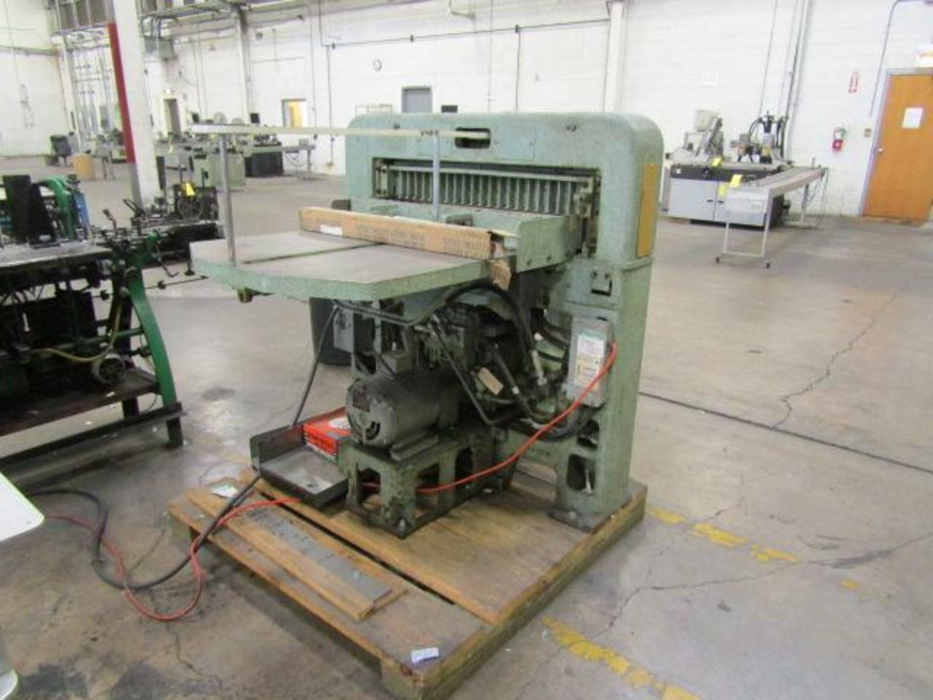 Challenge Champion 31in. Paper Shear Model MB, S/N1288, Size 305, Manual Front Operated Gage - Image 2 of 4