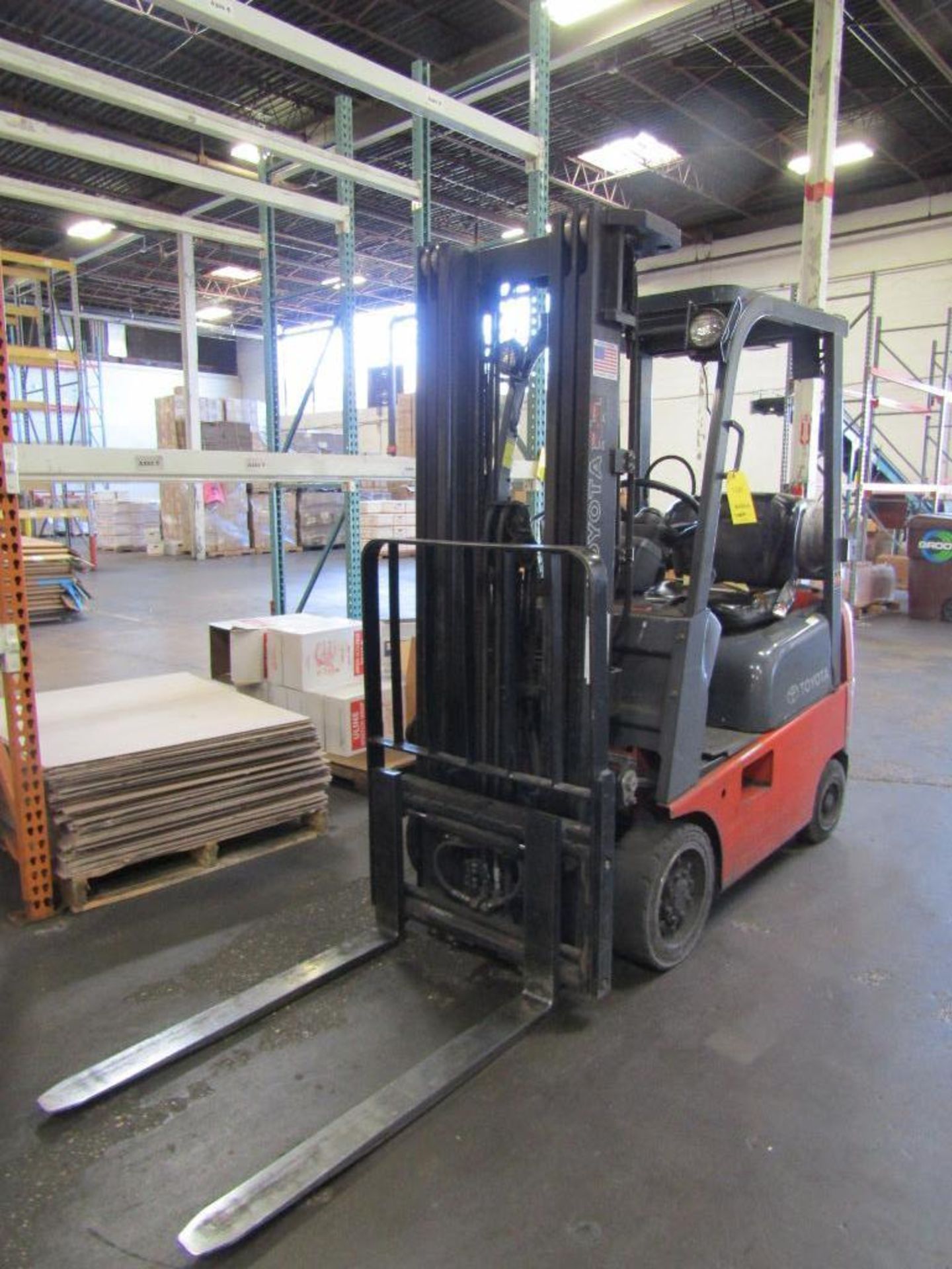 Toyota 2500lb. LP Fork Lift Model PFGCU15, S/N 68317, Overhead Guard, Solid Tires, Side Shift, - Image 2 of 5