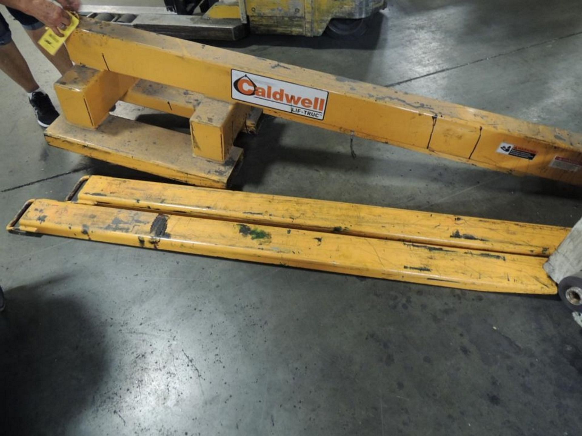 LOT: Caldwell Lif-Truc Boom Modelfb-40, 1500 To 4000 lb.Cap, Fork Extentions 5in. x 6 ft. - Image 3 of 3