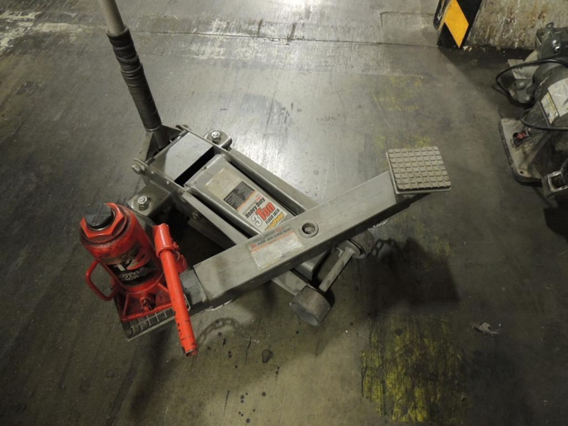 LOT: Pittsburgh HD Floor Jack, 3Ton Cap. W/ Cross Bar, 2 Ton Cap., AFF Bottle Jack, 12 Ton Cap.