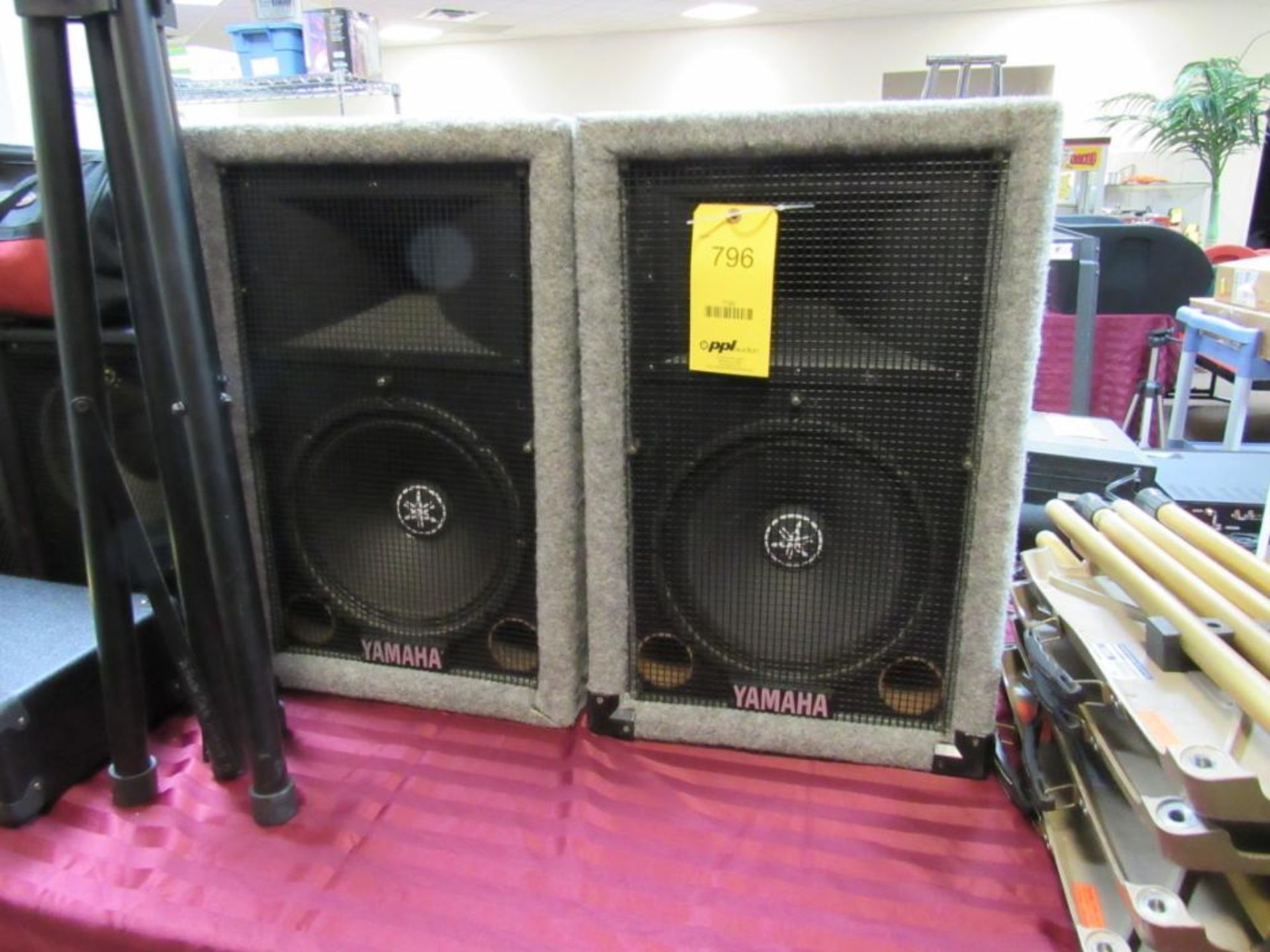 LOT: (2) Speaker-400w (Yamaha, S112H11)