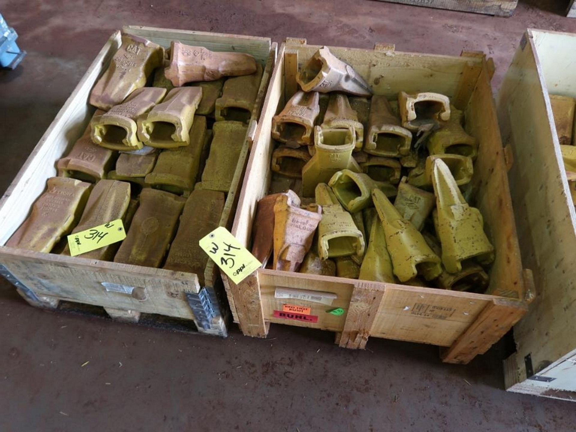 LOT: Assorted Caterpillar Parts including Teeth & Protectors in (6) Crates - Image 5 of 5