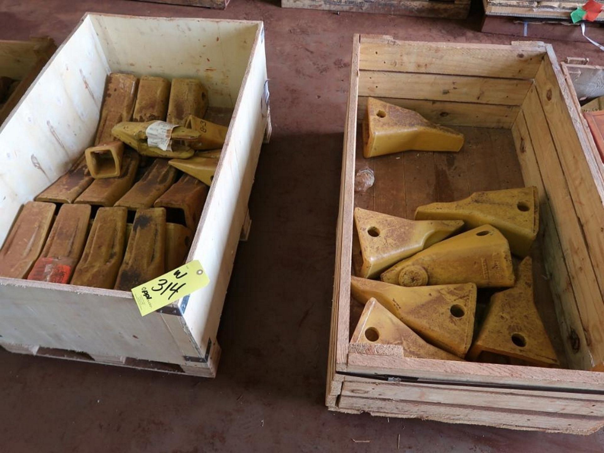 LOT: Assorted Caterpillar Parts including Teeth & Protectors in (6) Crates - Image 4 of 5