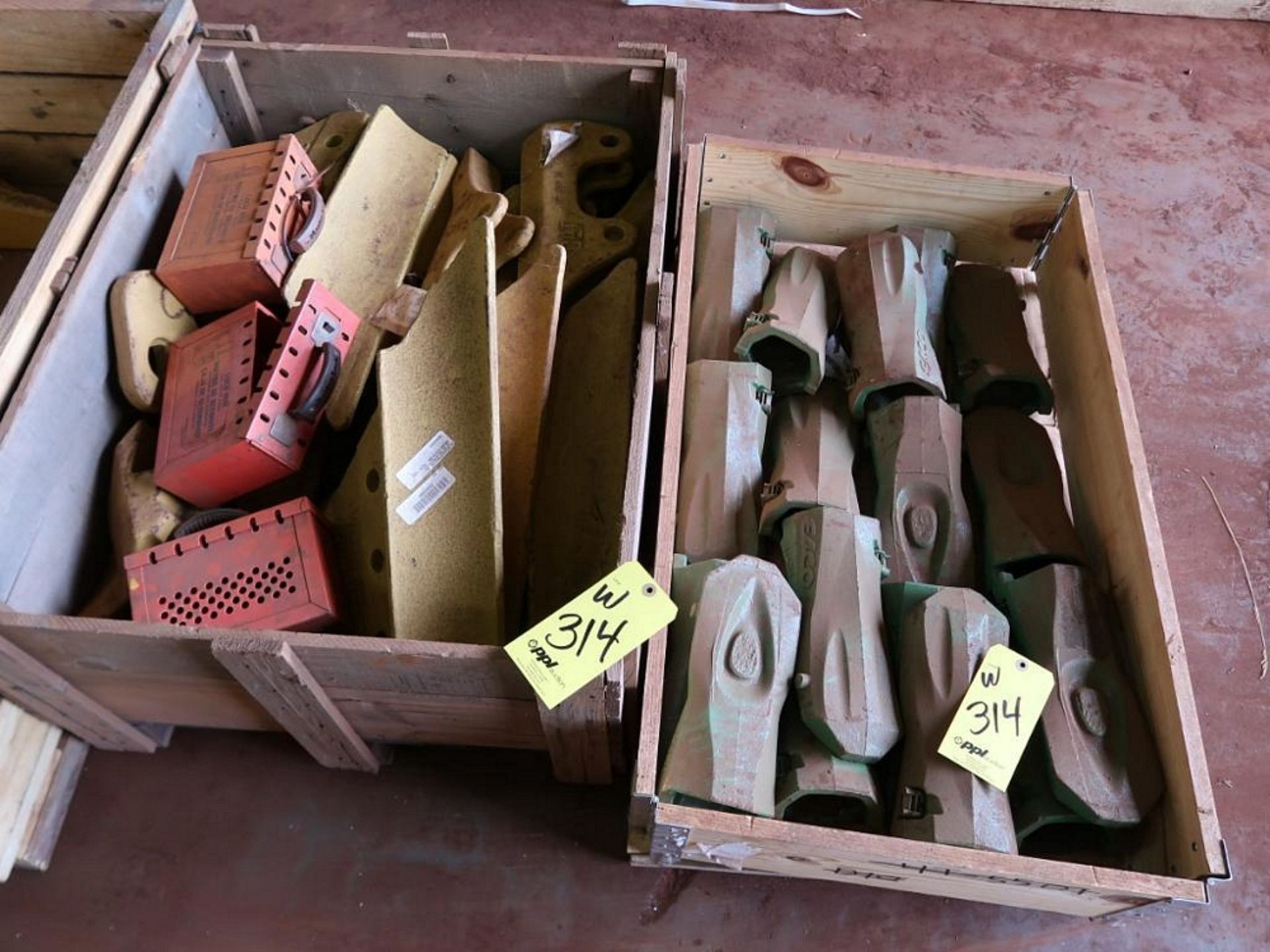 LOT: Assorted Caterpillar Parts including Teeth & Protectors in (6) Crates - Image 2 of 5