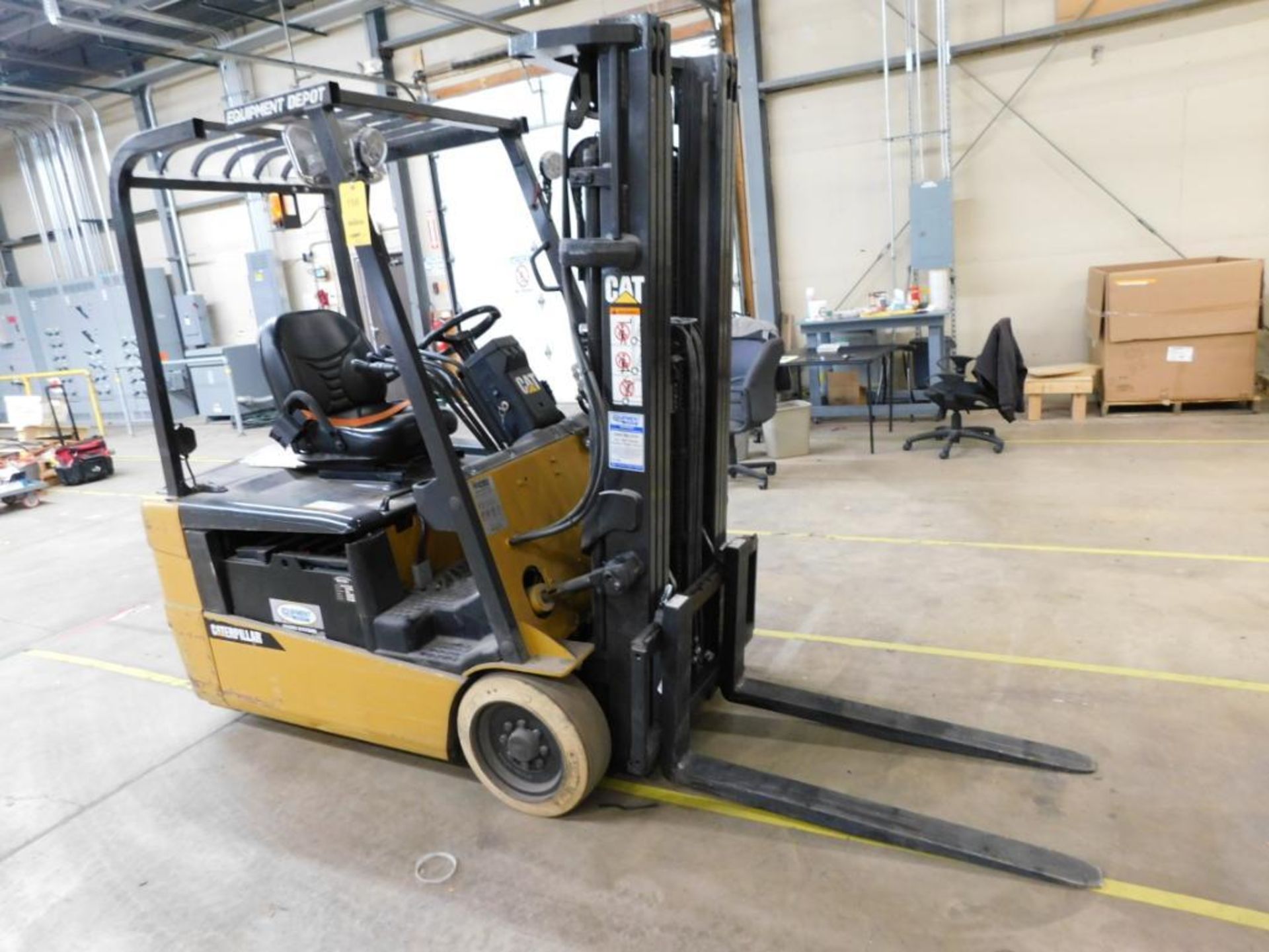 Caterpillar 2700 lb. Electric Forklift Model ET4000, S/N ETB140640, 36 Volt, 294 hours (Building #1)