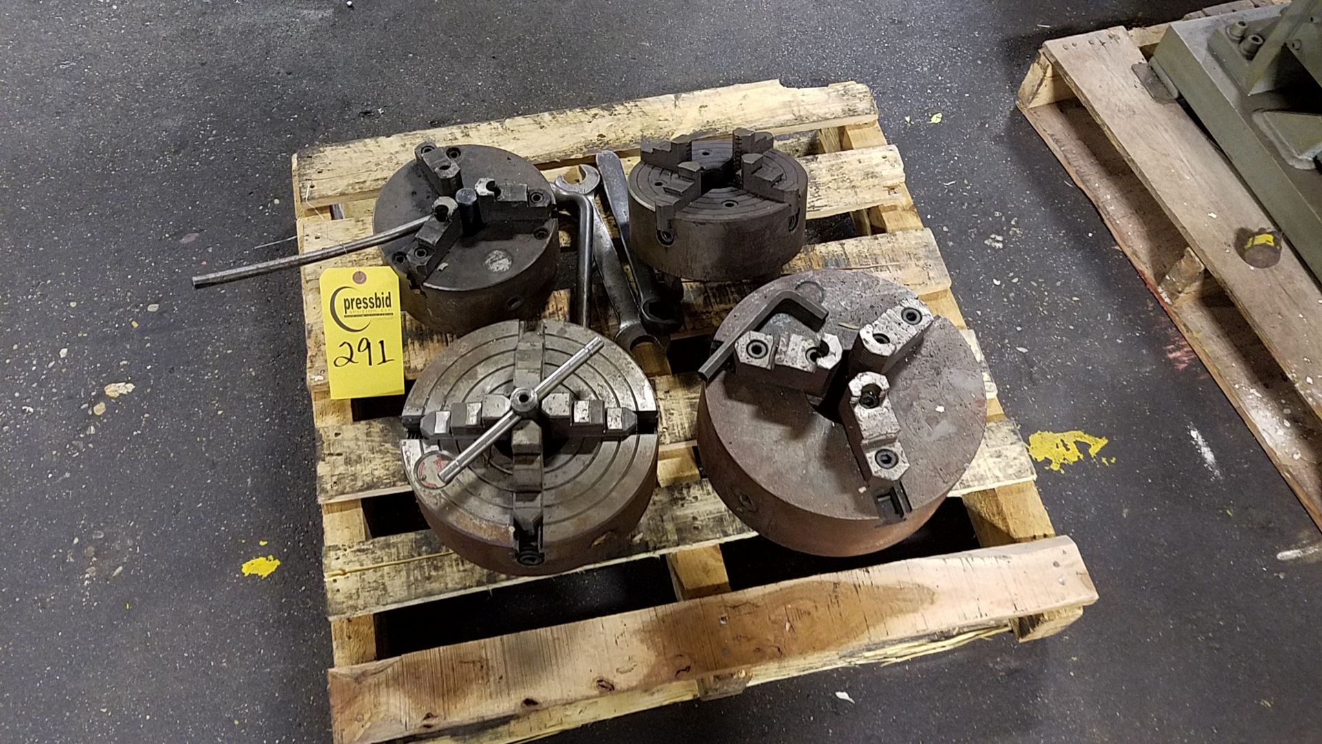 Assortment of 3 and 4 jaw chucks