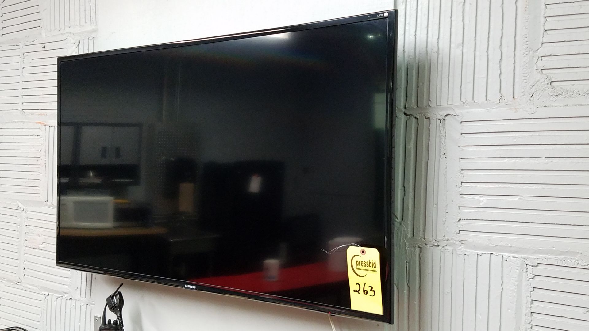 55" LARGE SEREEN TV