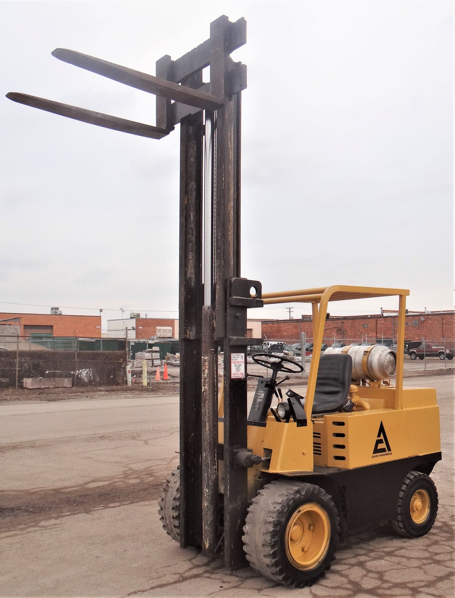 6,000 LB. ALLIS CHARLMERS PROPANE GAS FORK LIFT - Image 4 of 6