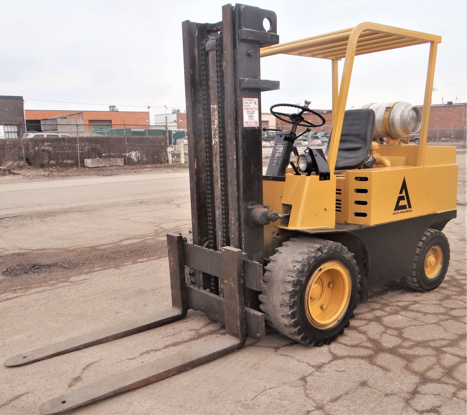 6,000 LB. ALLIS CHARLMERS PROPANE GAS FORK LIFT