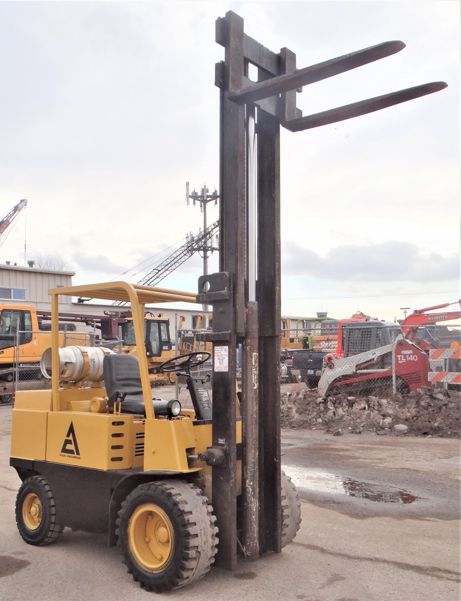 6,000 LB. ALLIS CHARLMERS PROPANE GAS FORK LIFT - Image 5 of 6