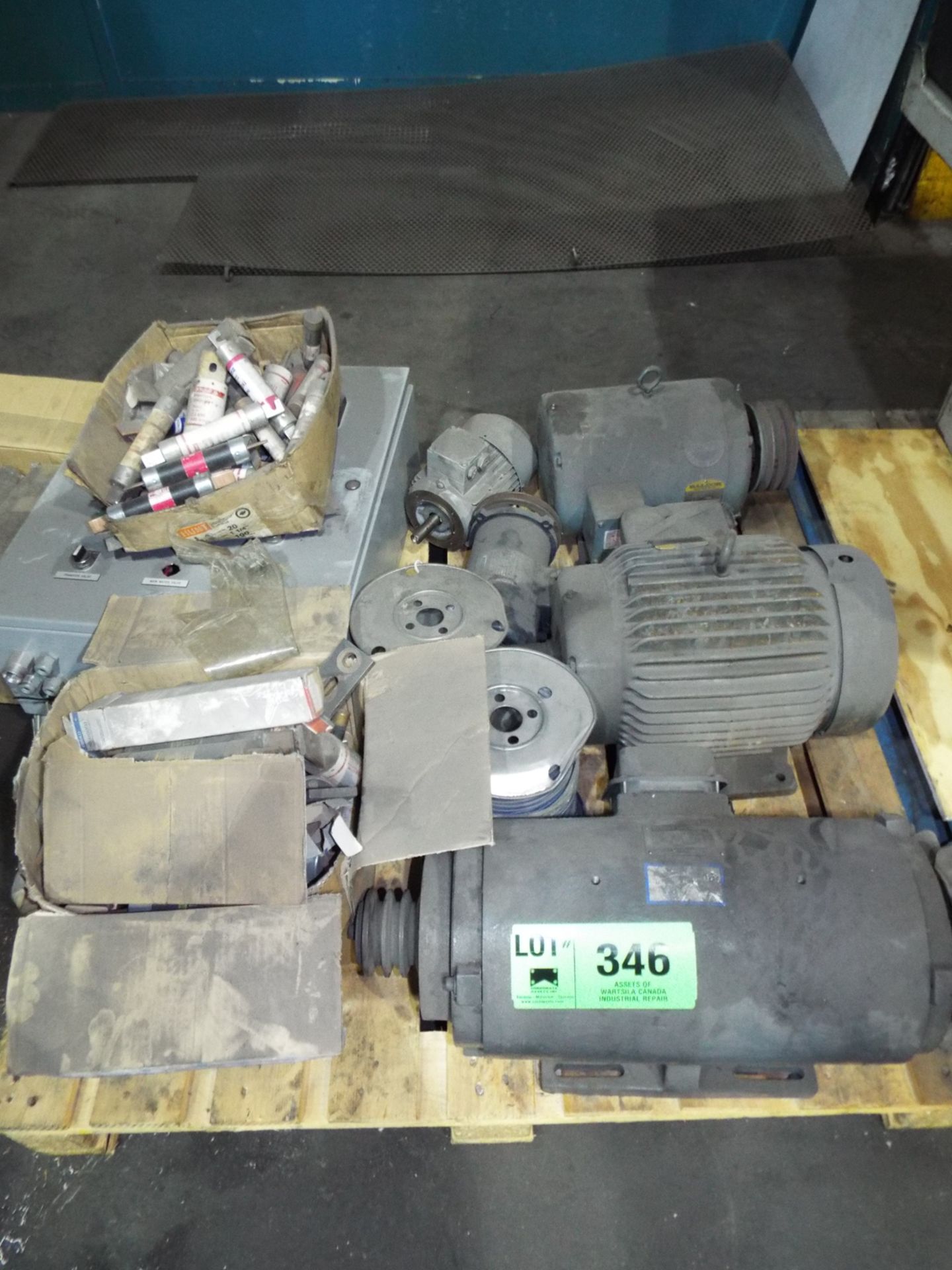 LOT OF ASSORTED CONTENTS, INCLUDING WORK BENCHES, MOTORS, TOOLING, HOSES - Image 9 of 33