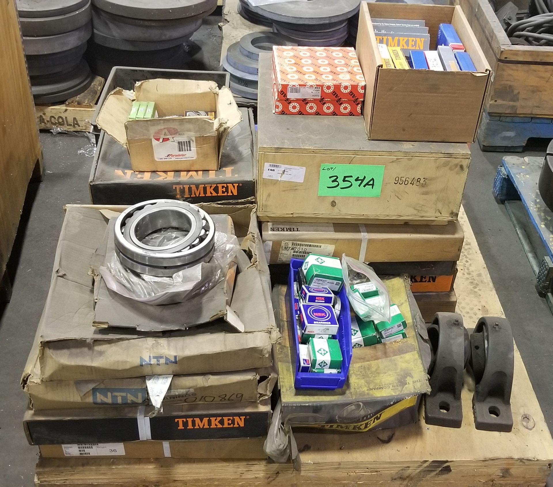 LOT OF ASSORTED CONTENTS, INCLUDING WORK BENCHES, MOTORS, TOOLING, HOSES - Image 24 of 33