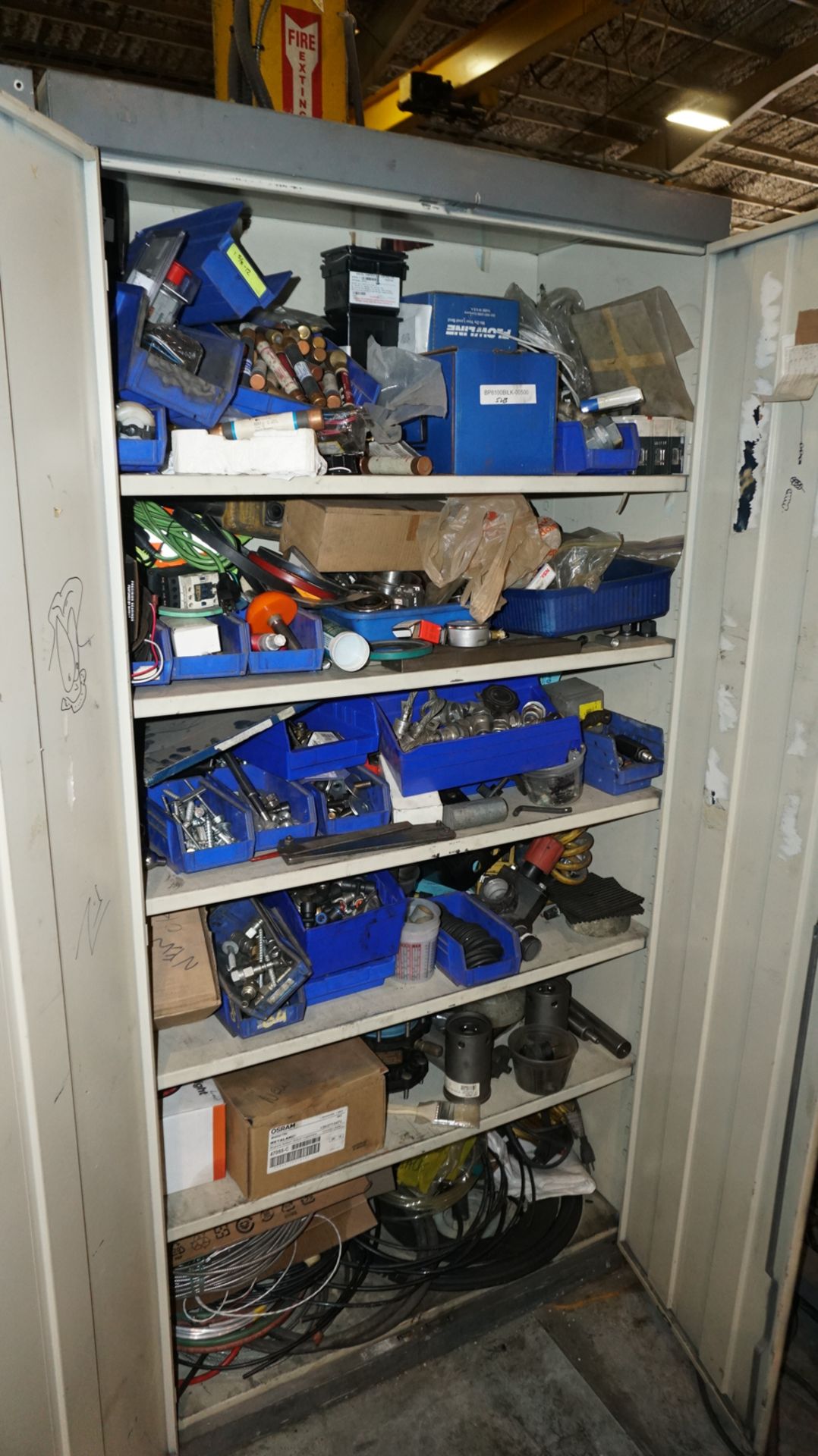 LOT OF ASSORTED CONTENTS, INCLUDING WORK BENCHES, MOTORS, TOOLING, HOSES - Image 8 of 33