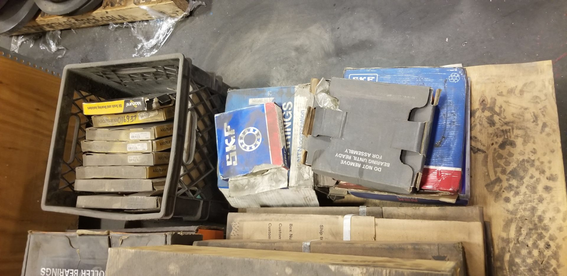 LOT OF ASSORTED CONTENTS, INCLUDING WORK BENCHES, MOTORS, TOOLING, HOSES - Image 28 of 33