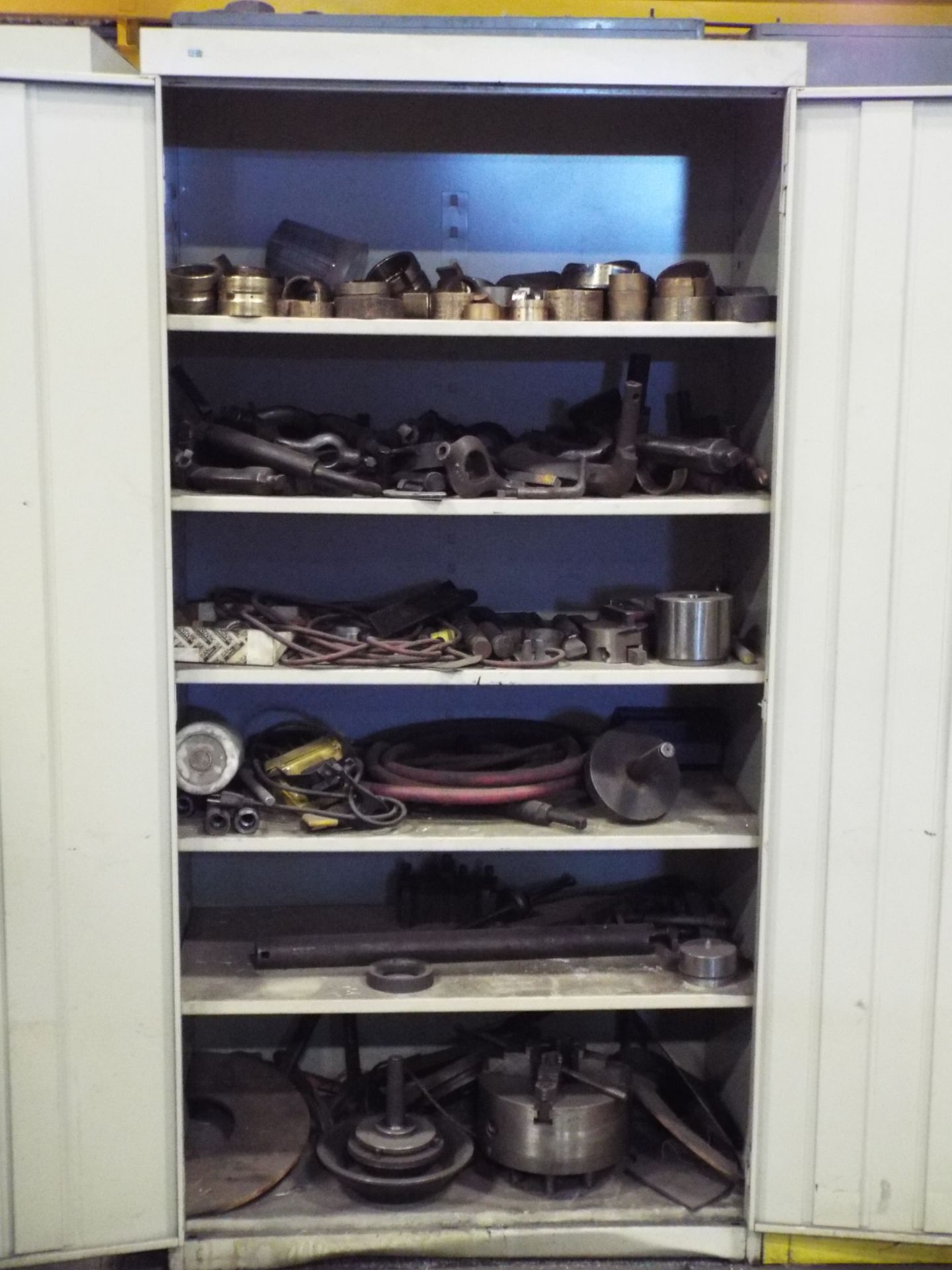 LOT OF ASSORTED CONTENTS, INCLUDING WORK BENCHES, MOTORS, TOOLING, HOSES - Image 11 of 33