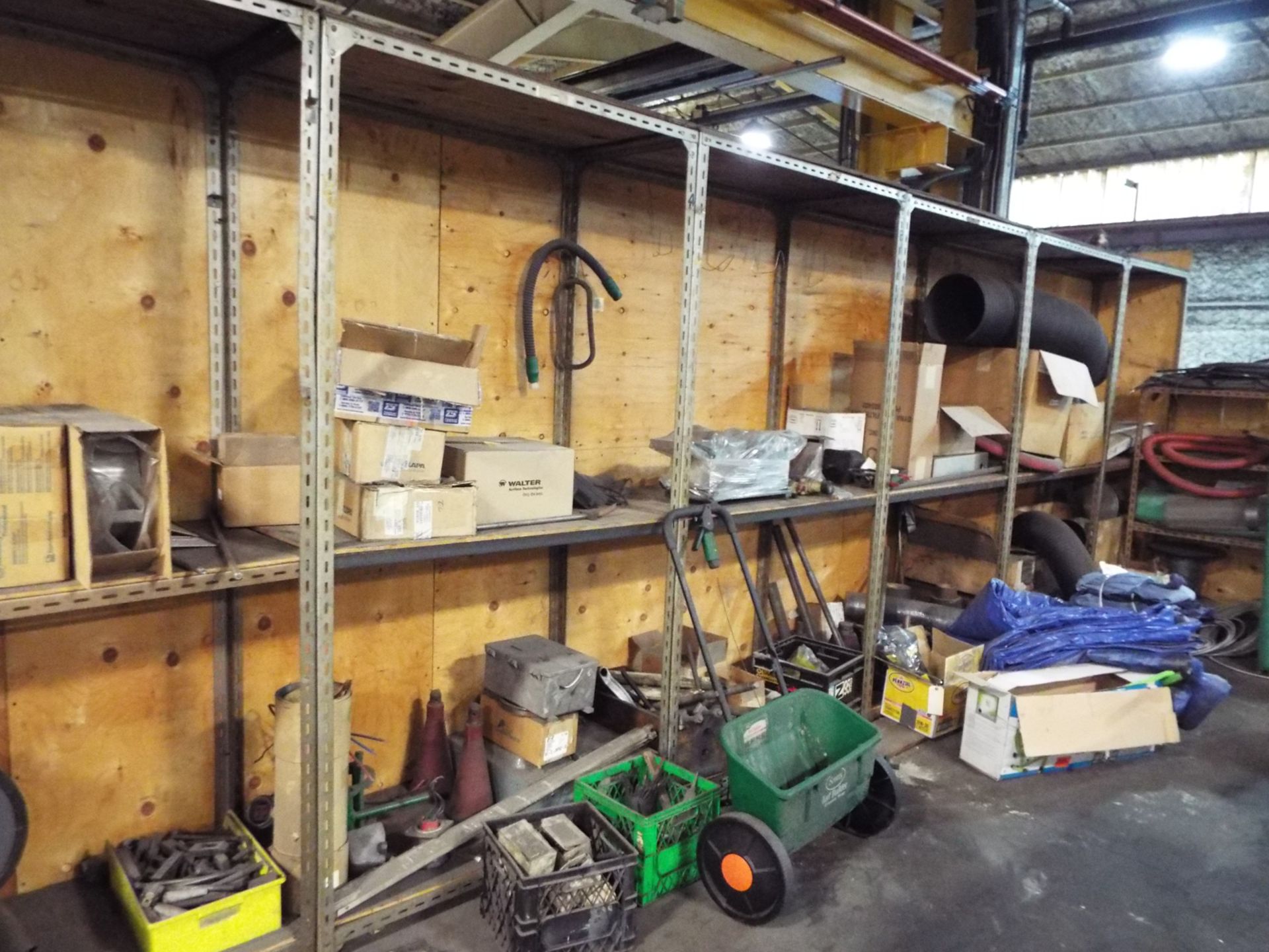 LOT OF ASSORTED CONTENTS, INCLUDING WORK BENCHES, MOTORS, TOOLING, HOSES - Image 32 of 33