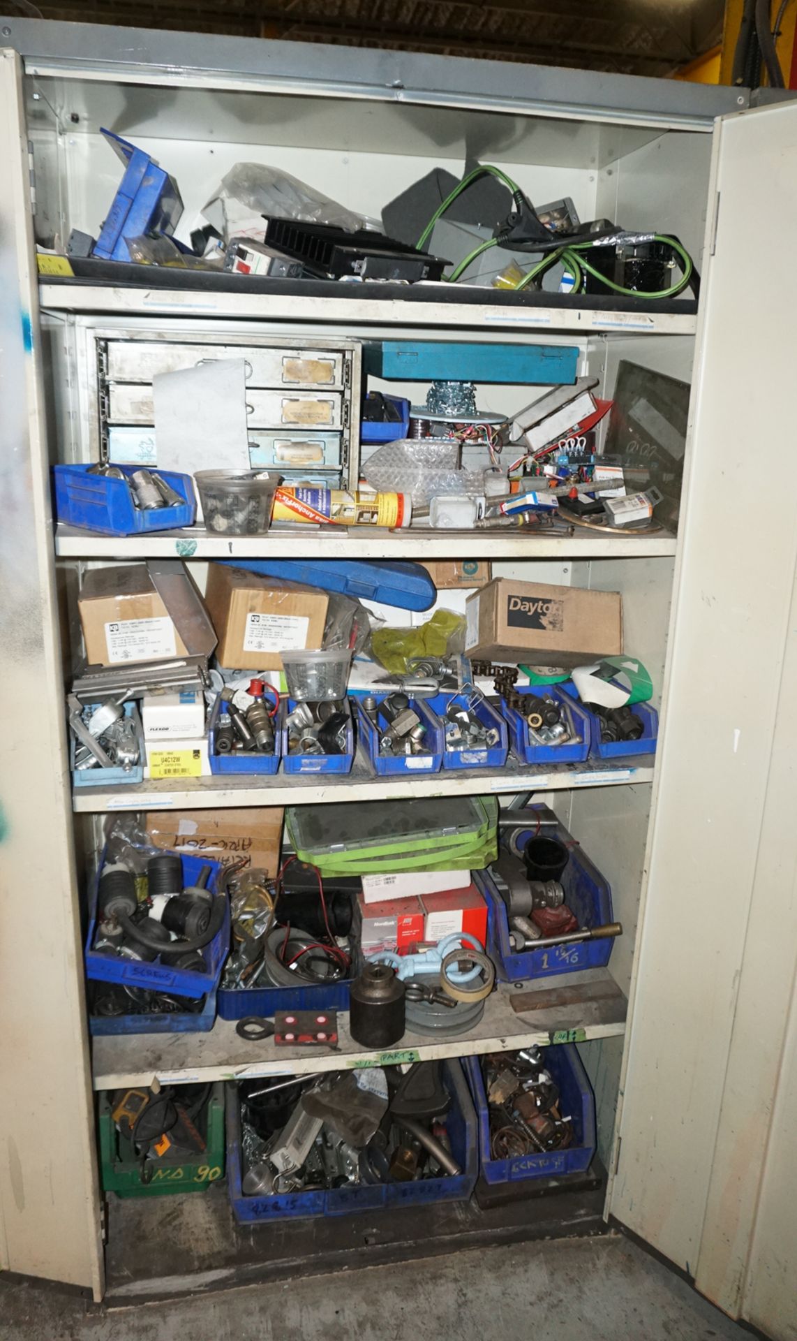 LOT OF ASSORTED CONTENTS, INCLUDING WORK BENCHES, MOTORS, TOOLING, HOSES - Image 7 of 33