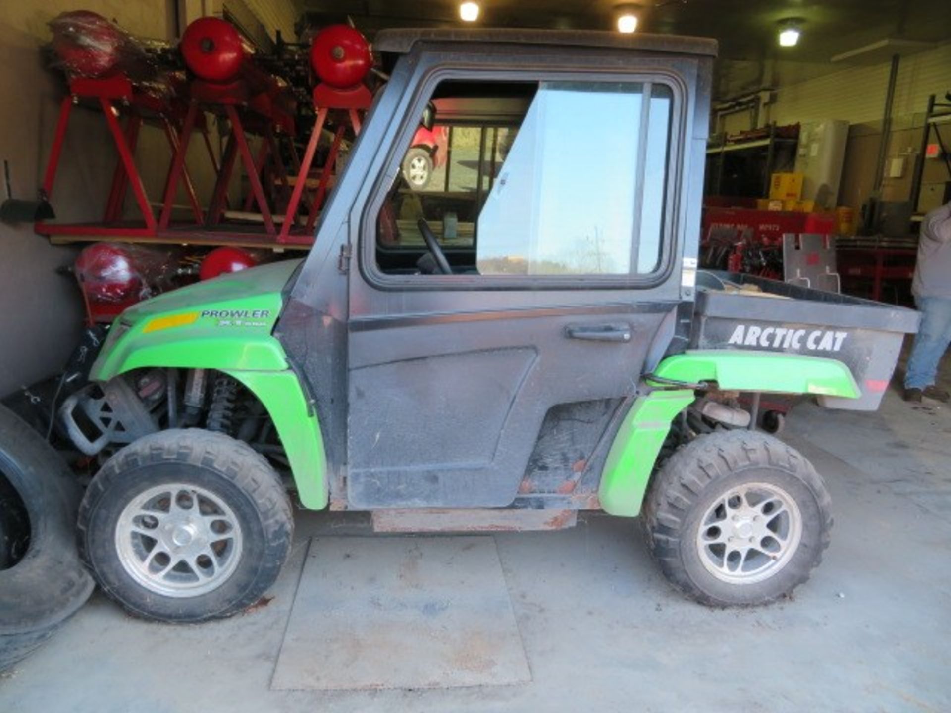 2009 ARCTIC CAT PROWLER XT 650 W/ CURTIS SNOW PLOW W/ CONTROL, ENCLOSED CAB & POLY PICK UP BED - Image 5 of 5