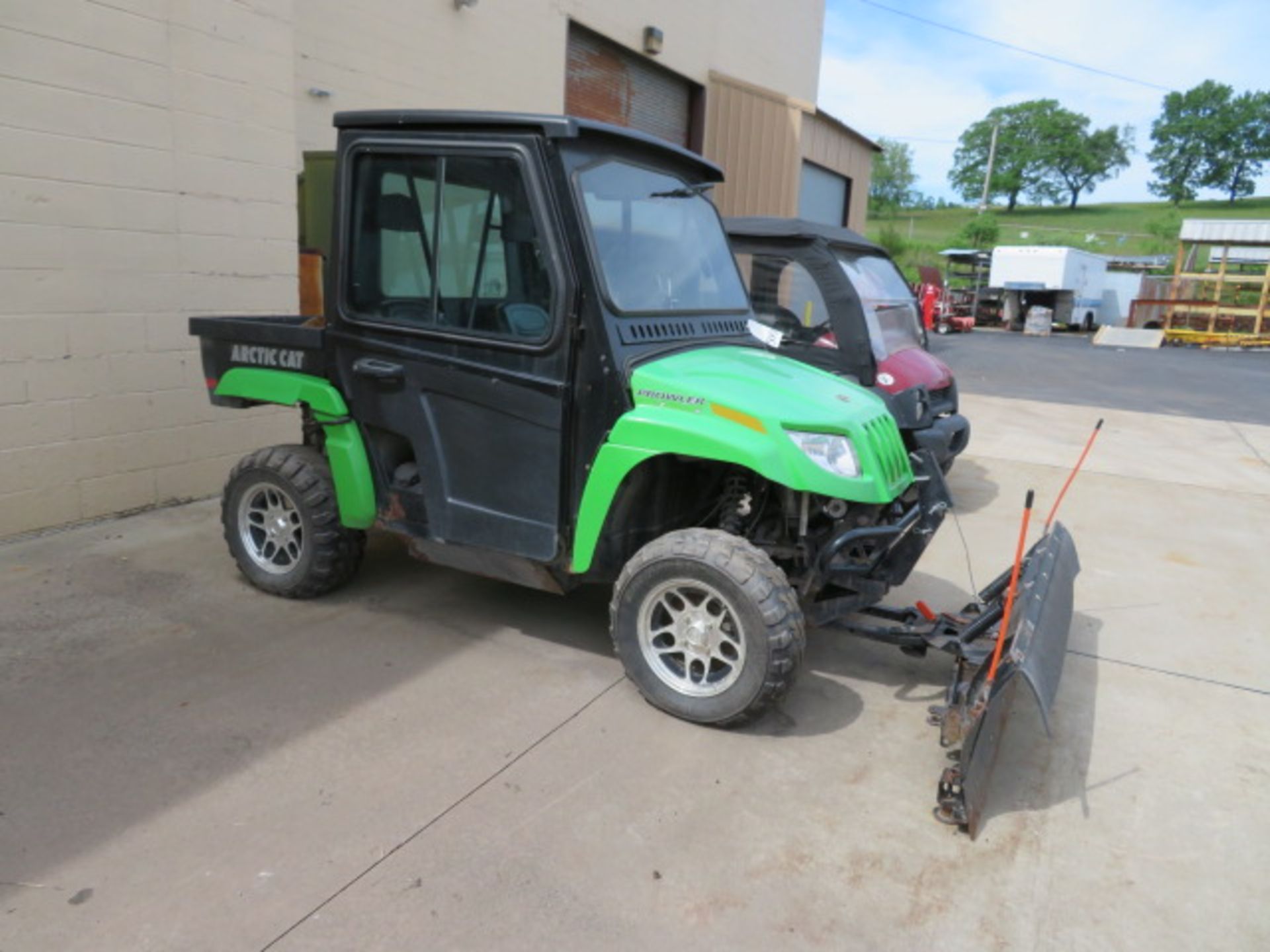 2009 ARCTIC CAT PROWLER XT 650 W/ CURTIS SNOW PLOW W/ CONTROL, ENCLOSED CAB & POLY PICK UP BED - Image 3 of 5
