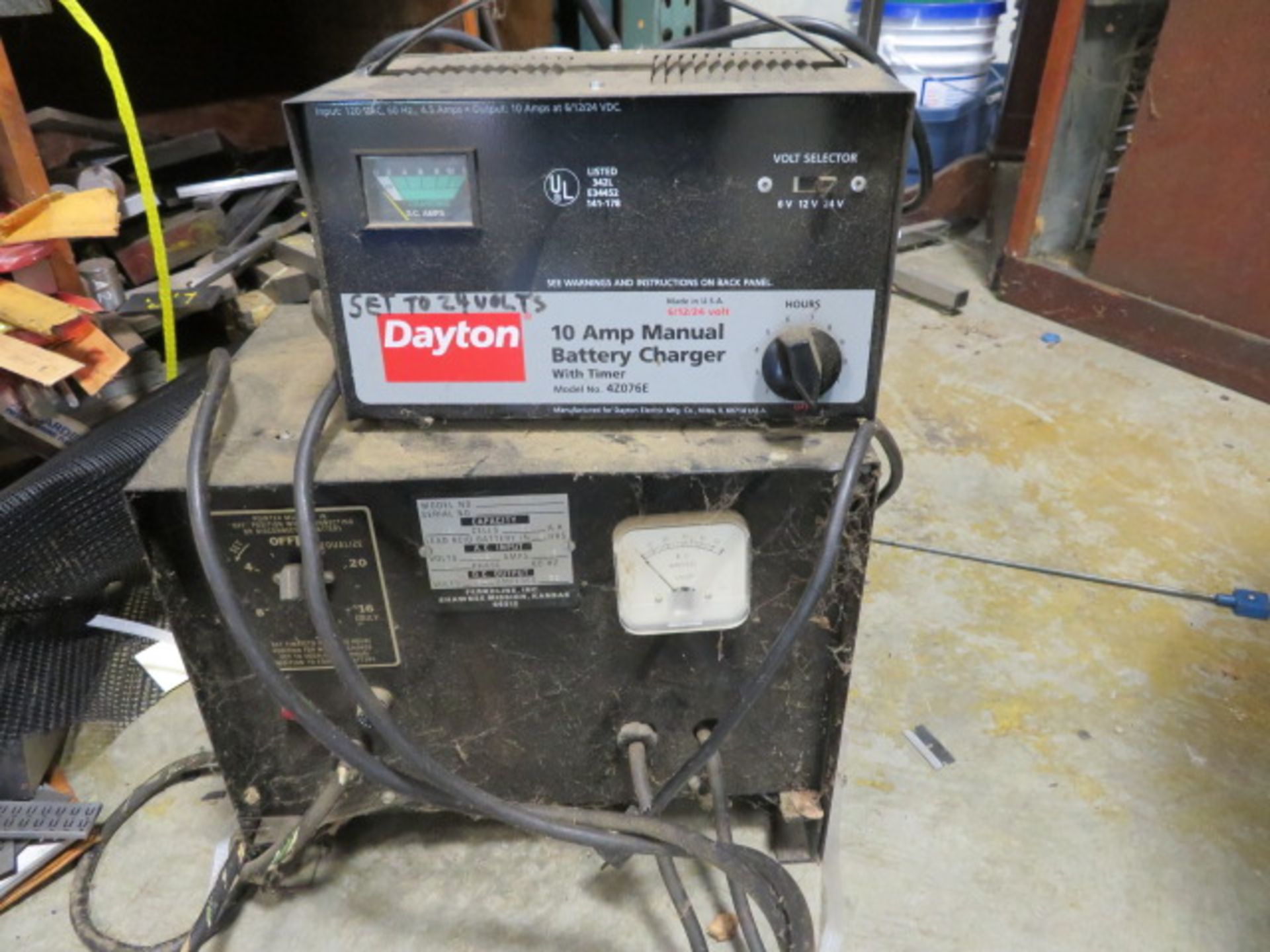 CROWN 25 WBTF WALK-BEHIND, S/N W-37129 2500 LB. CAP., 106 IN LIFT W/BATTERY CHARGERS - Image 3 of 3