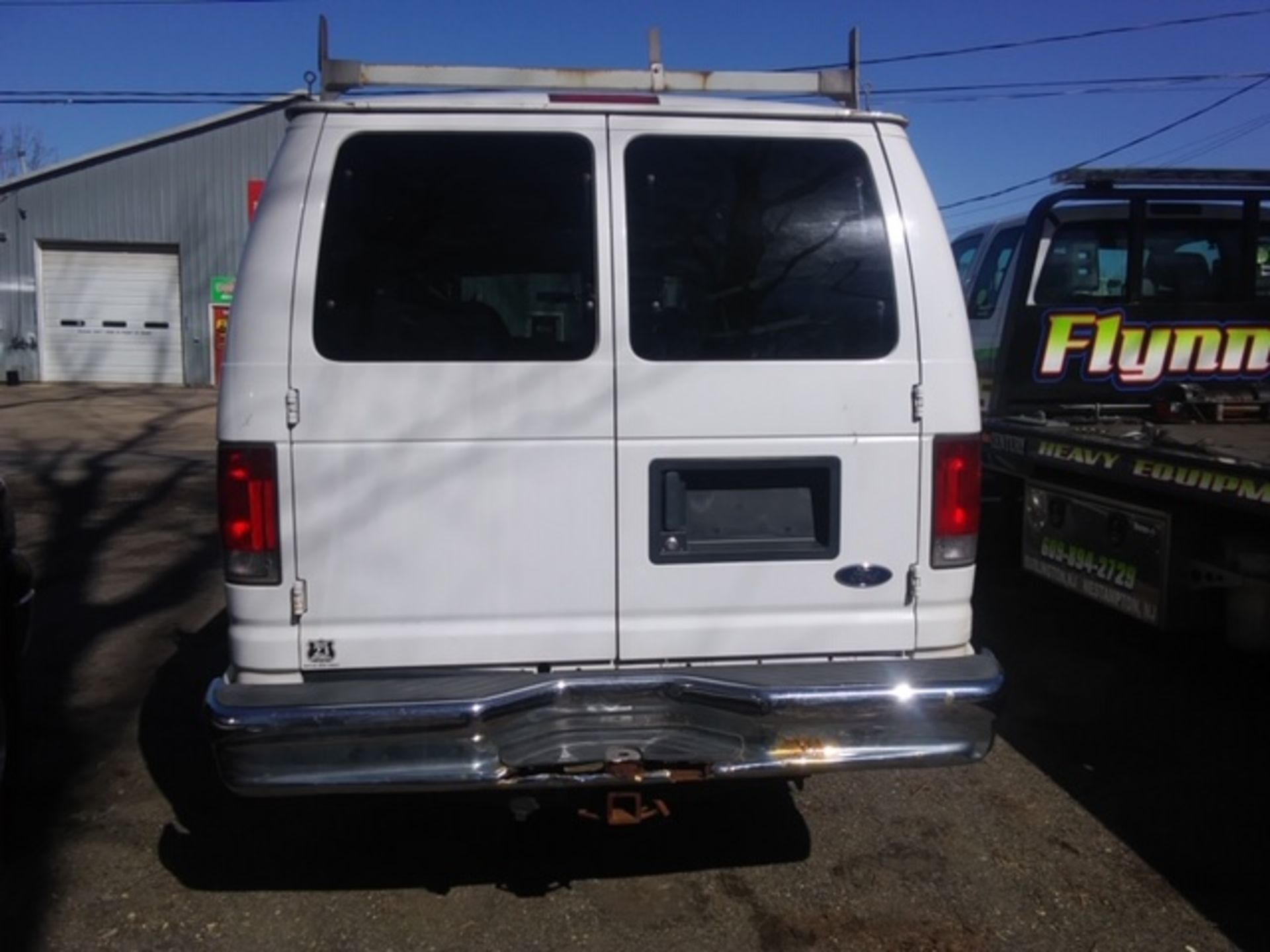 2004 FORD E-350 ECONOLINE VAN - Image 2 of 4