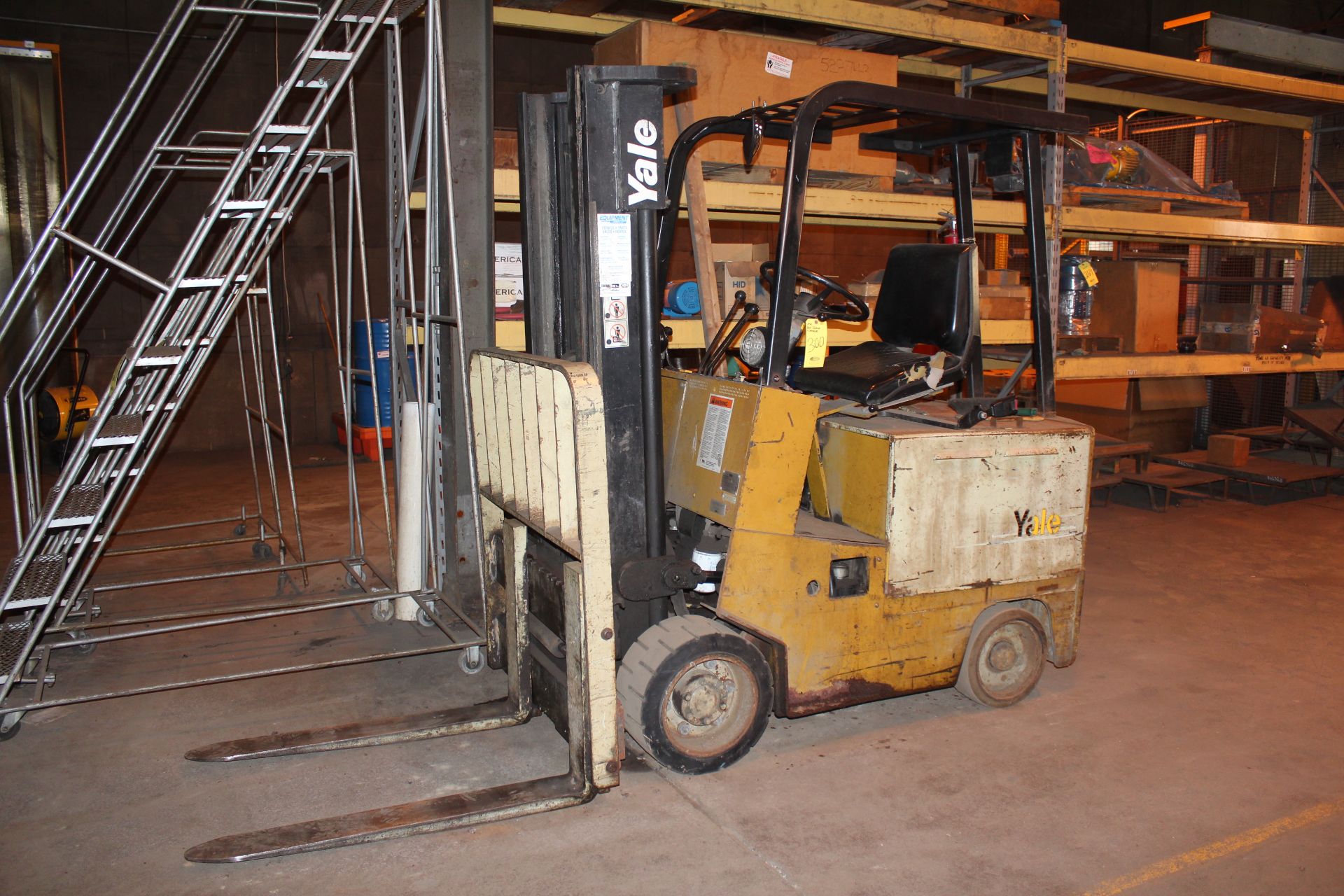 YALE ELECTRIC FORK LIFT AND CHARGER