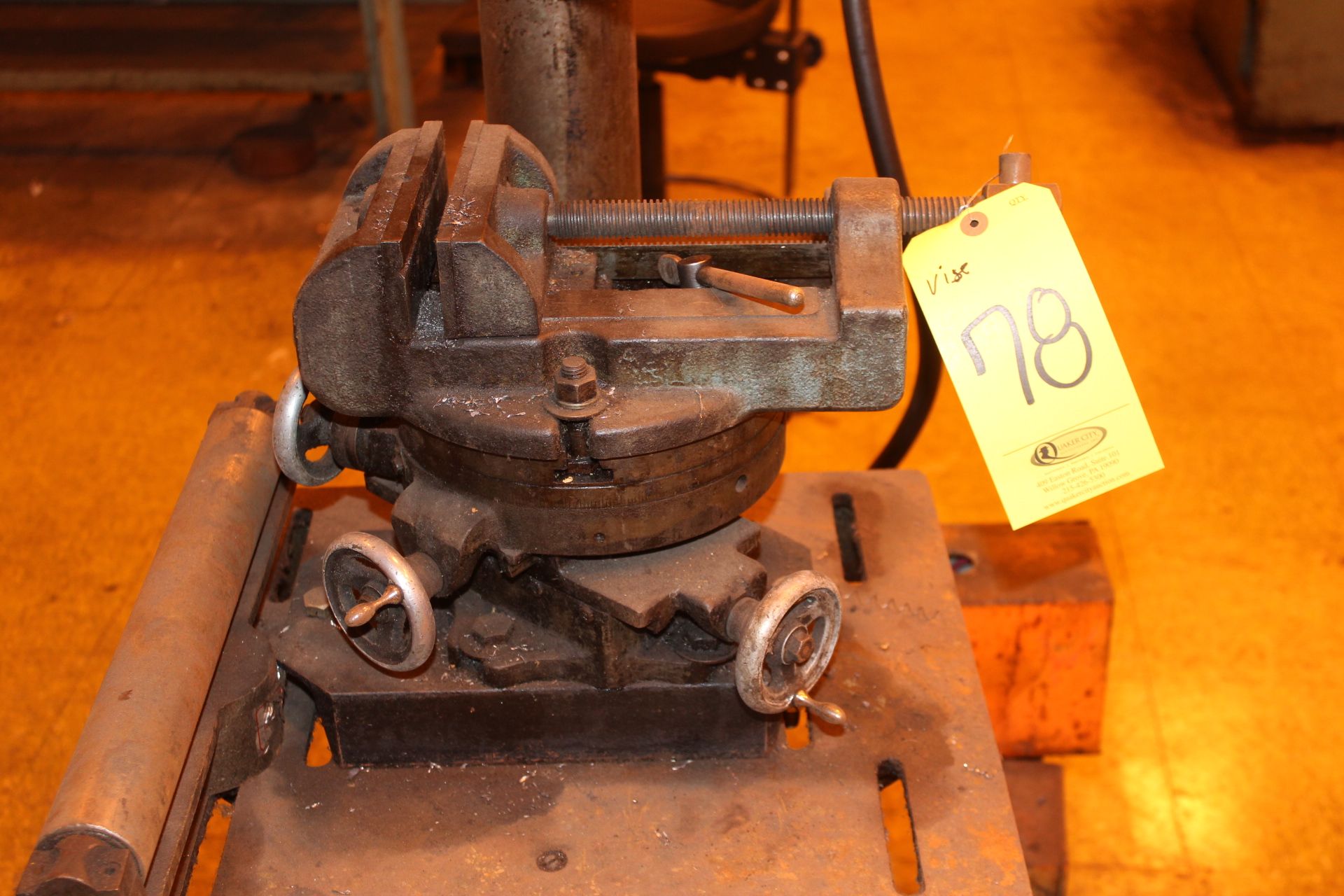 VISE WITH ROTARY TABLE