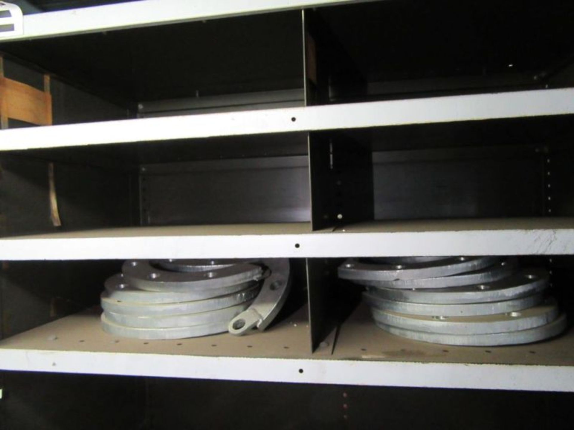 CONTENTS OF 5 SHELVES INCLUDING SEAL COUPLINGS, FLANGE PIPES, DOUBLE VALVE BODY… - Image 7 of 26