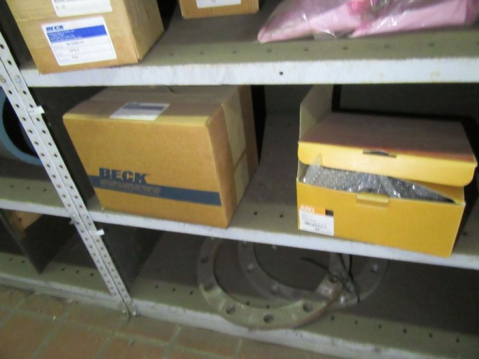 CONTENTS OF 5 SHELVES INCLUDING SEAL COUPLINGS, FLANGE PIPES, DOUBLE VALVE BODY… - Image 5 of 26