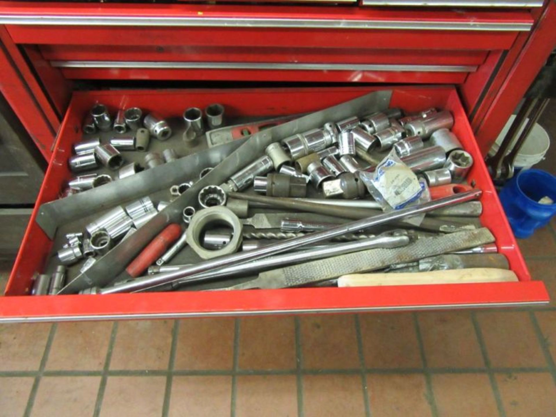 SNAP-ON ROLLING TOOL BOX WITH ASSORTED TOOLS - Image 8 of 13