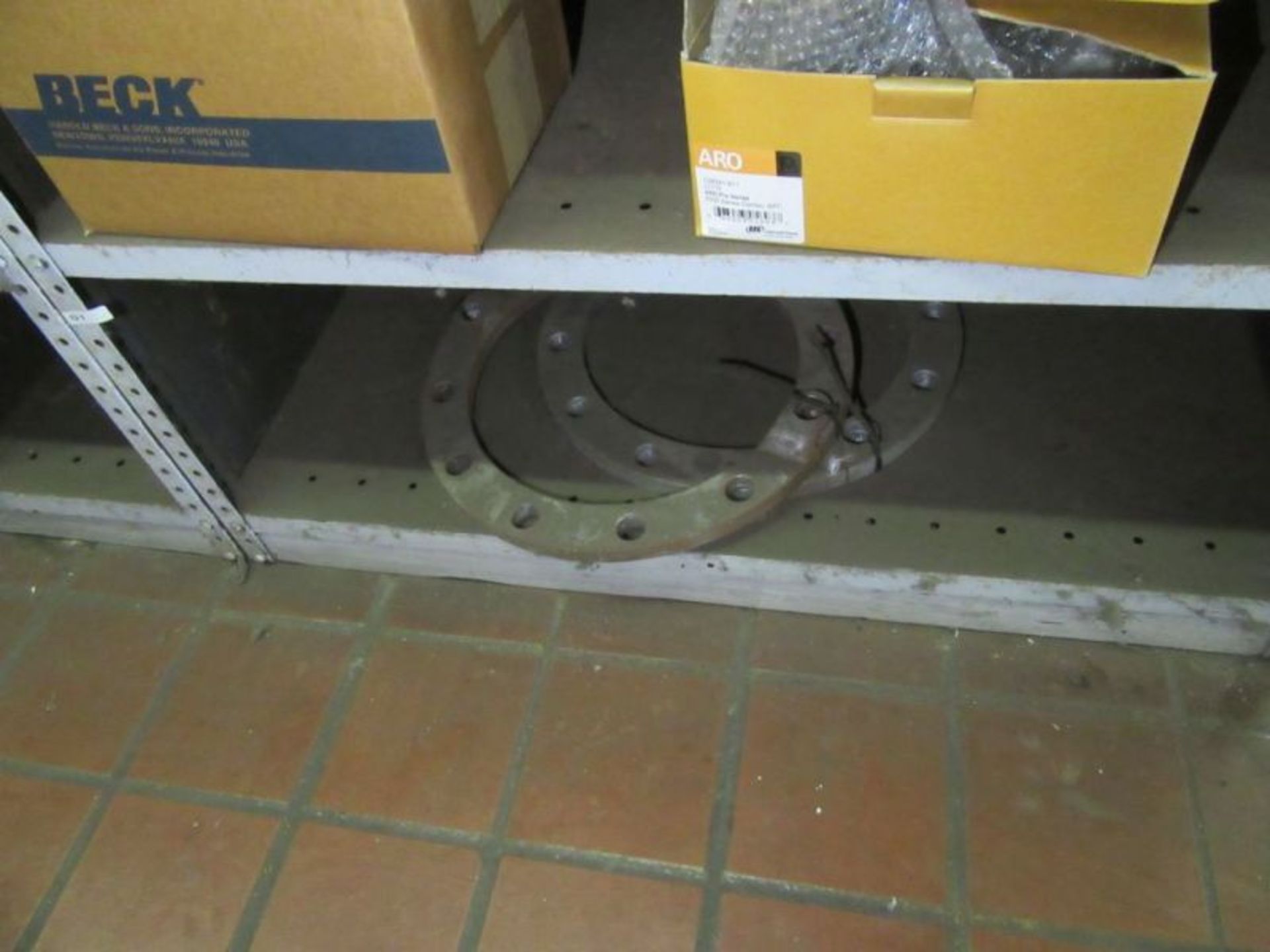 CONTENTS OF 5 SHELVES INCLUDING SEAL COUPLINGS, FLANGE PIPES, DOUBLE VALVE BODY… - Image 6 of 26