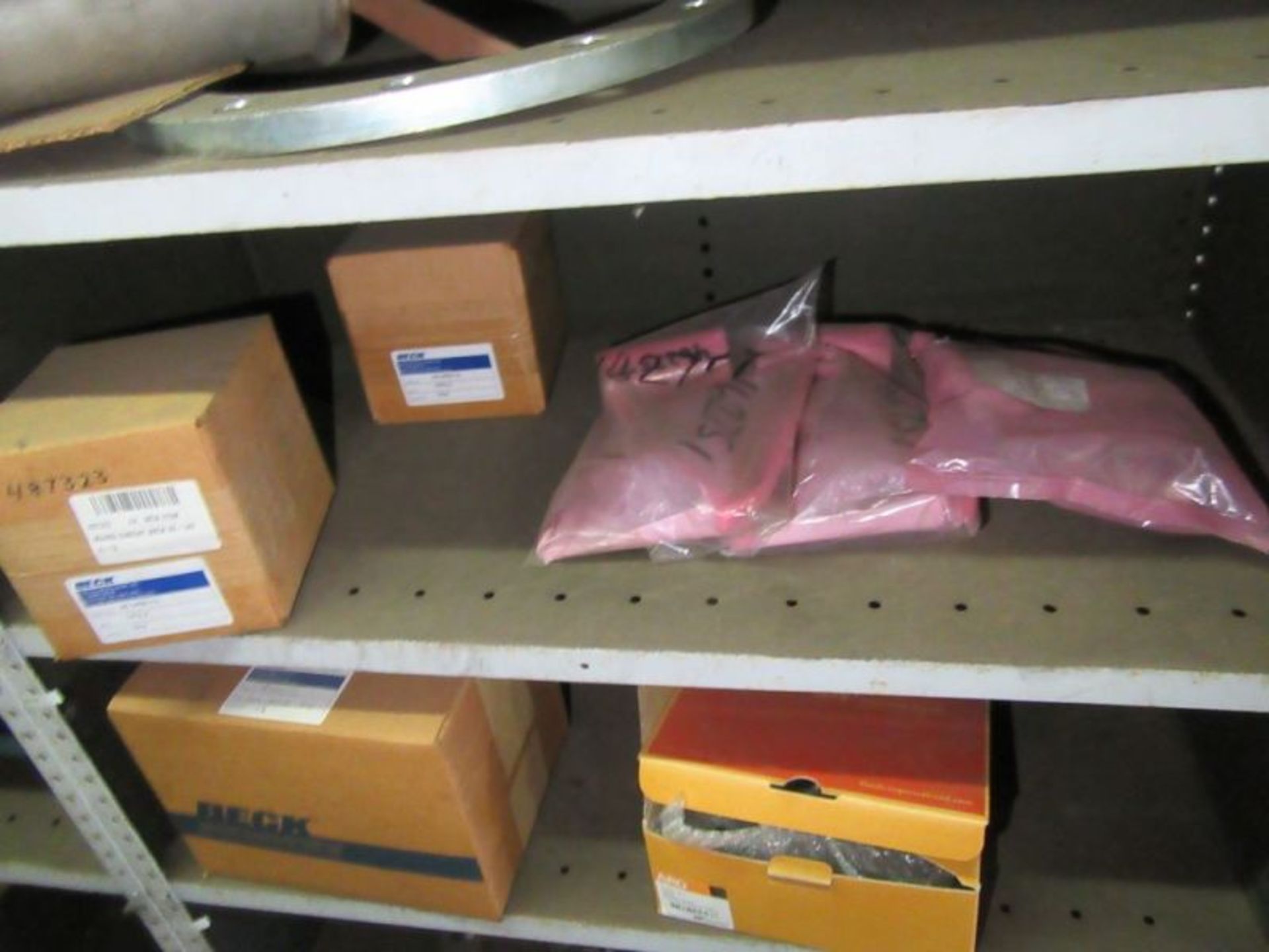 CONTENTS OF 5 SHELVES INCLUDING SEAL COUPLINGS, FLANGE PIPES, DOUBLE VALVE BODY… - Image 4 of 26