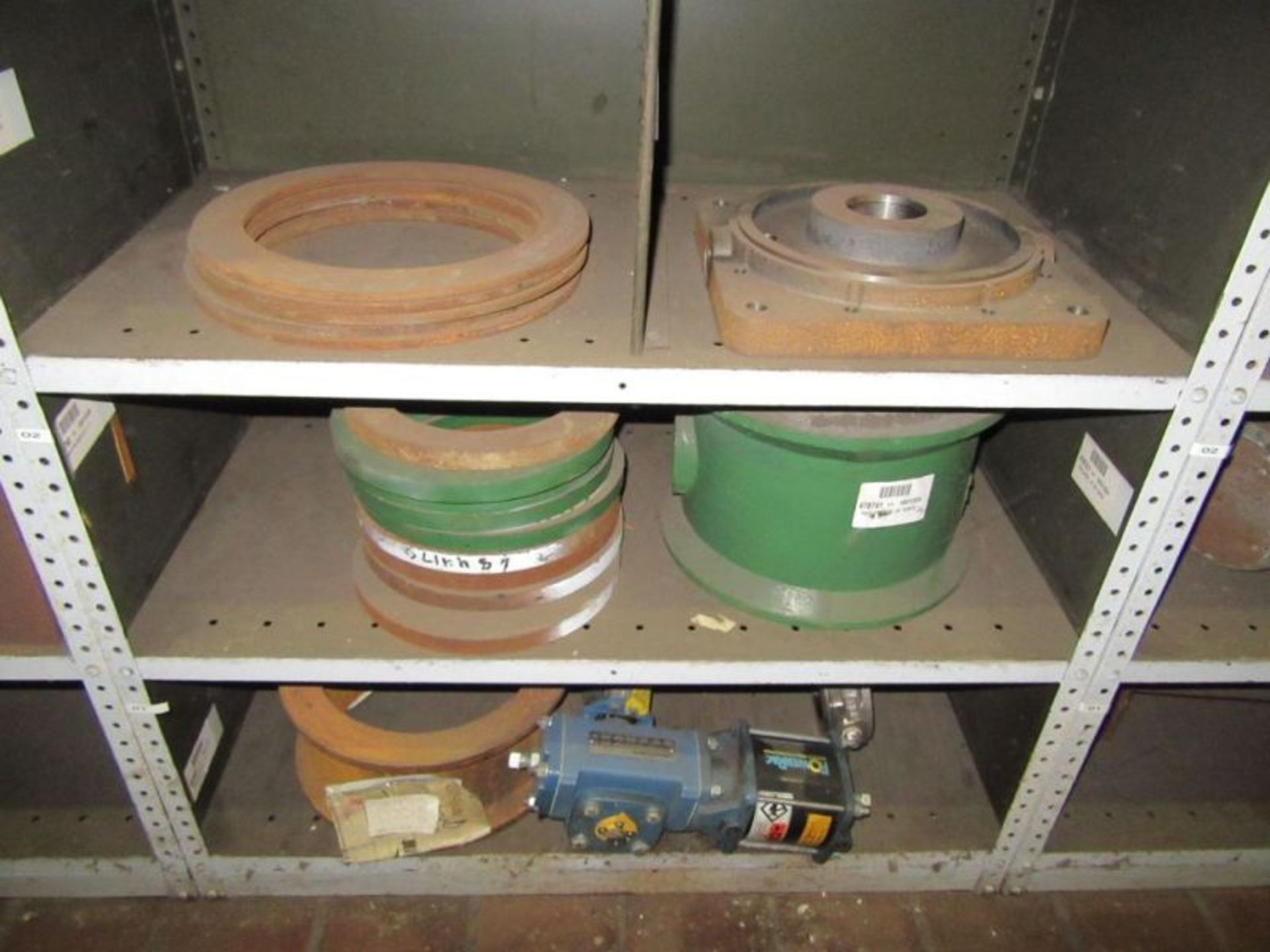 CONTENTS OF 5 SHELVES INCLUDING PIPE CASTS, GASKETS, INLET JET PUMPS… - Image 6 of 8