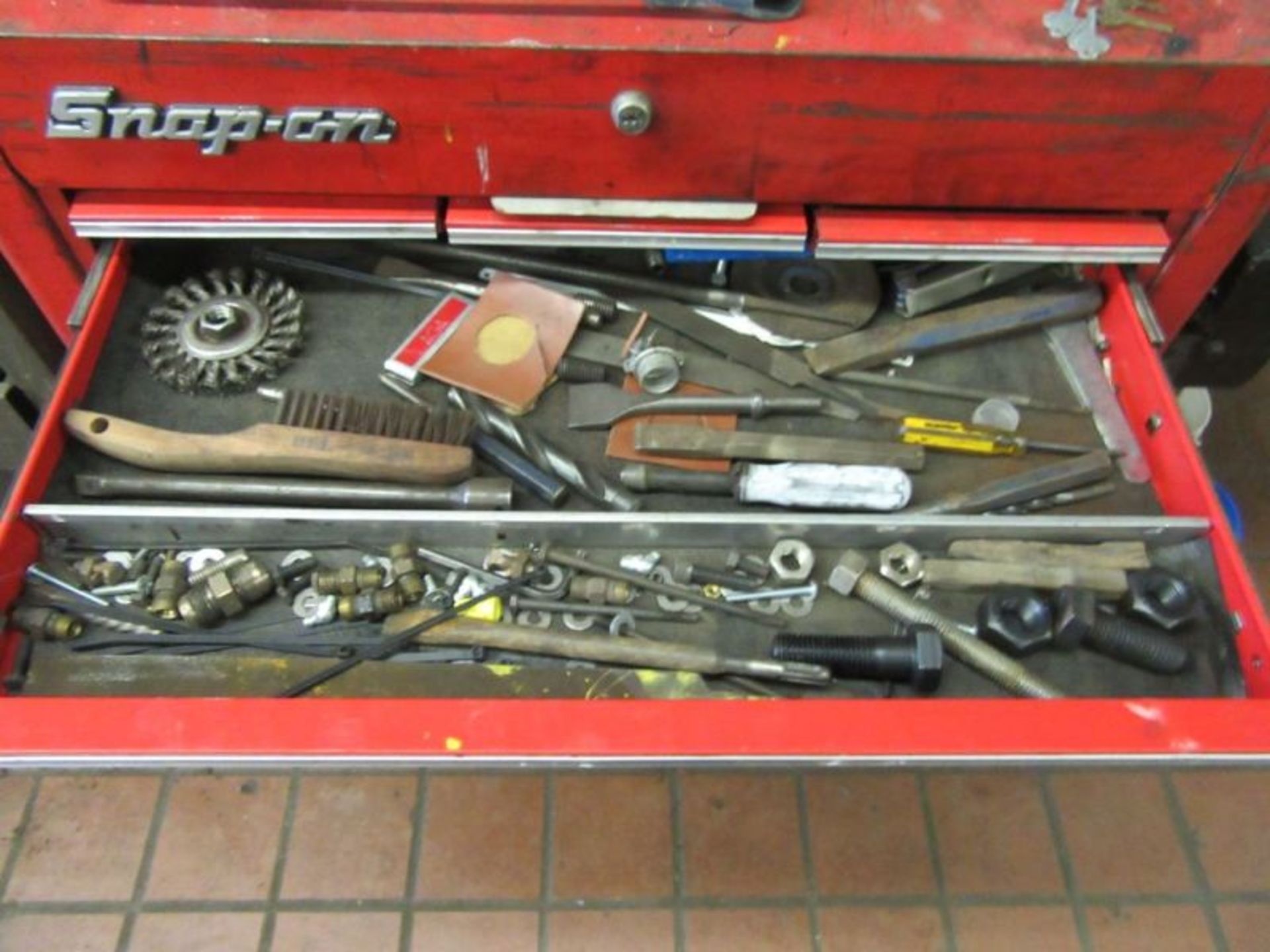 SNAP-ON ROLLING TOOL BOX WITH ASSORTED TOOLS - Image 5 of 13