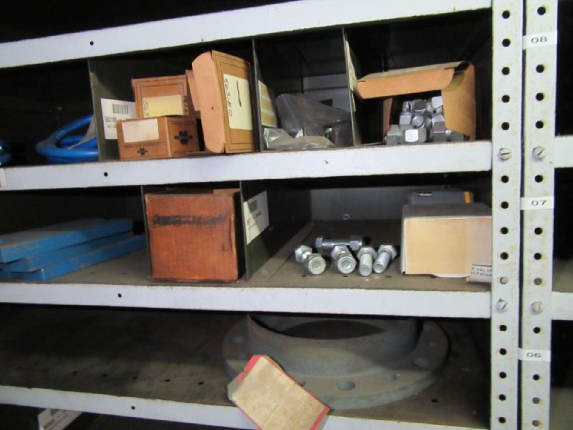 CONTENTS OF 5 SHELVES INCLUDING SEAL COUPLINGS, FLANGE PIPES, DOUBLE VALVE BODY… - Image 21 of 26